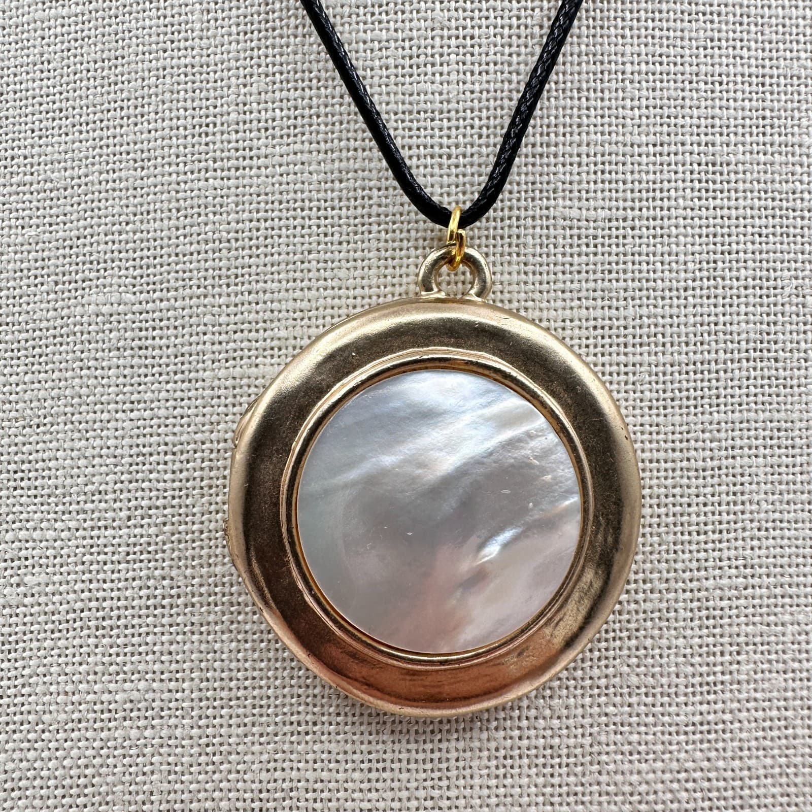 Vintage Y2K Gold Tone Mother of Pearl Pendant Necklace Women's Classic Jewelry - Thumbnail 2