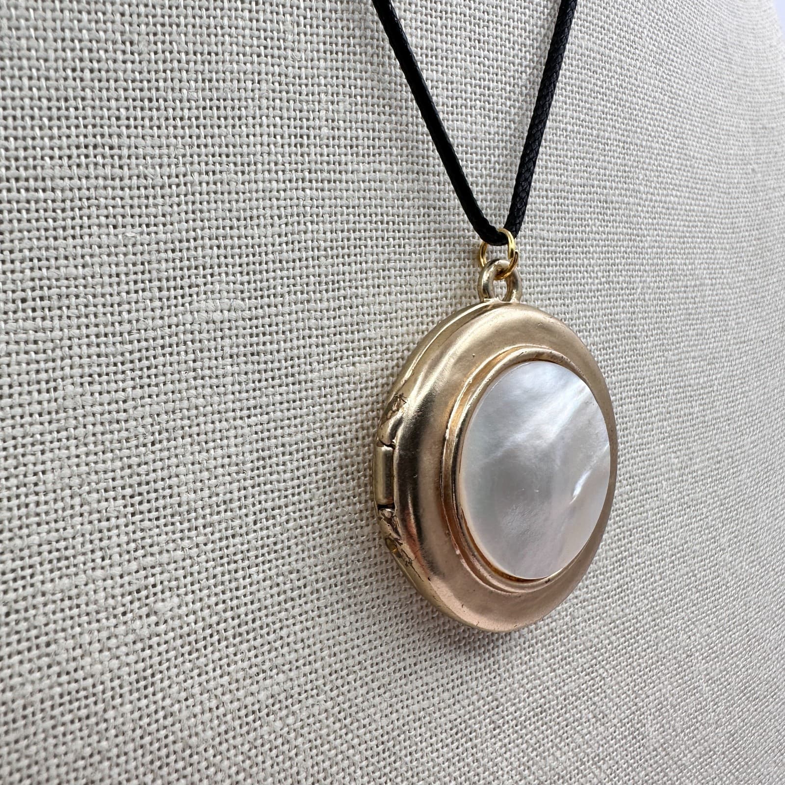 Vintage Y2K Gold Tone Mother of Pearl Pendant Necklace Women's Classic Jewelry - Thumbnail 4