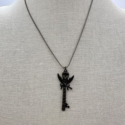 Vintage Y2K Silver Tone Snake Chain Pirate Skull Key Pendant Necklace Jewelry - Thumbnail 2