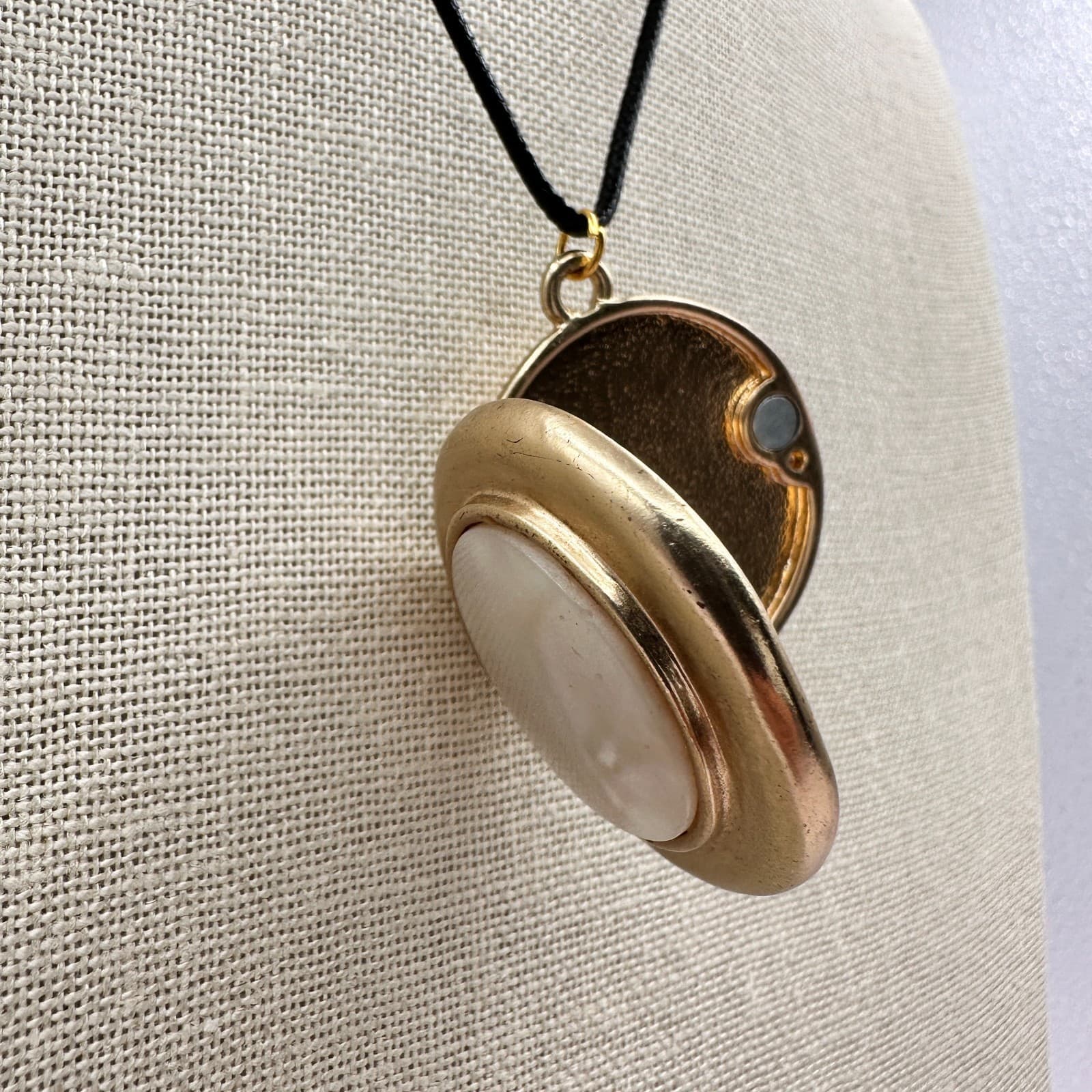 Vintage Y2K Gold Tone Mother of Pearl Pendant Necklace Women's Classic Jewelry - Thumbnail 9