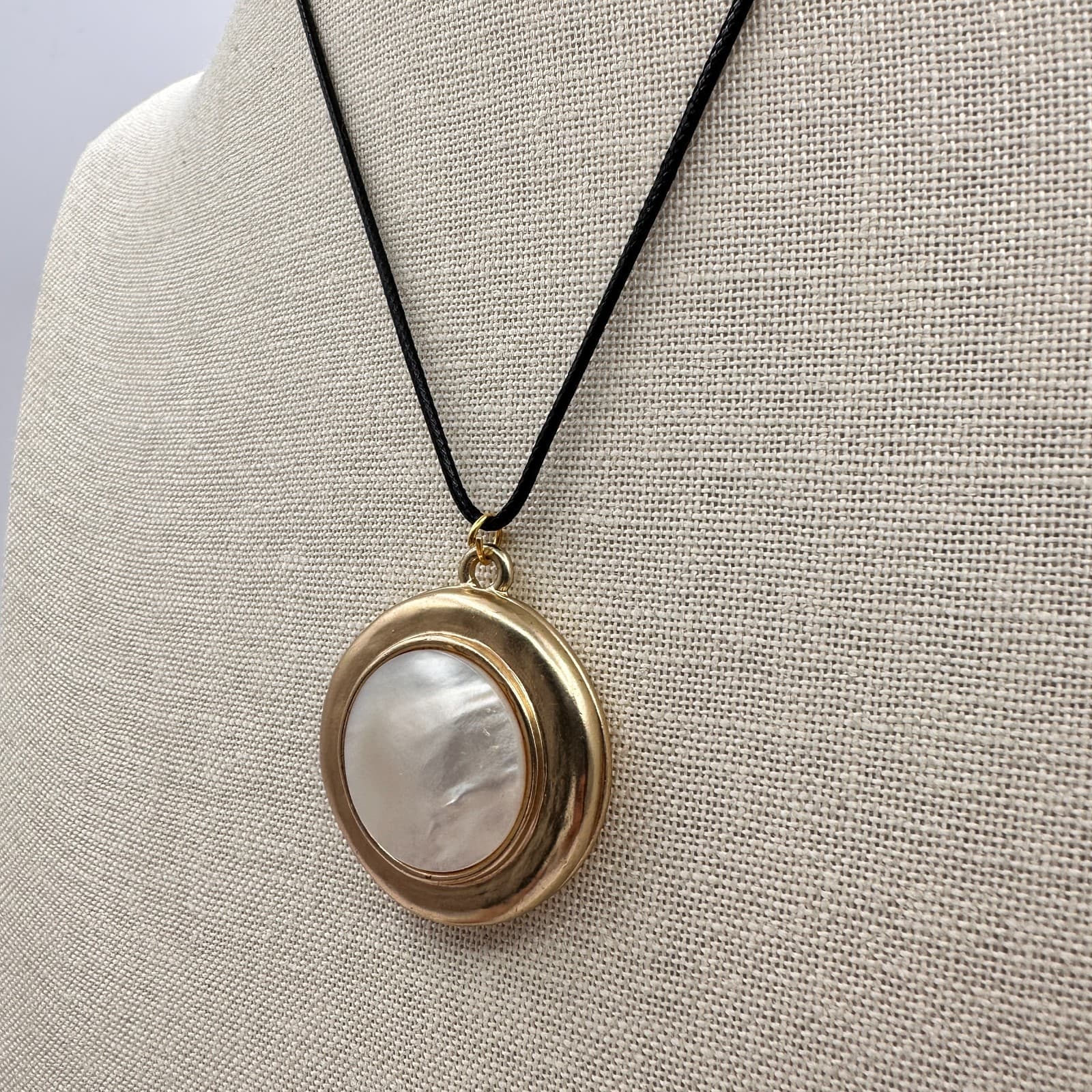 Vintage Y2K Gold Tone Mother of Pearl Pendant Necklace Women's Classic Jewelry - Thumbnail 5