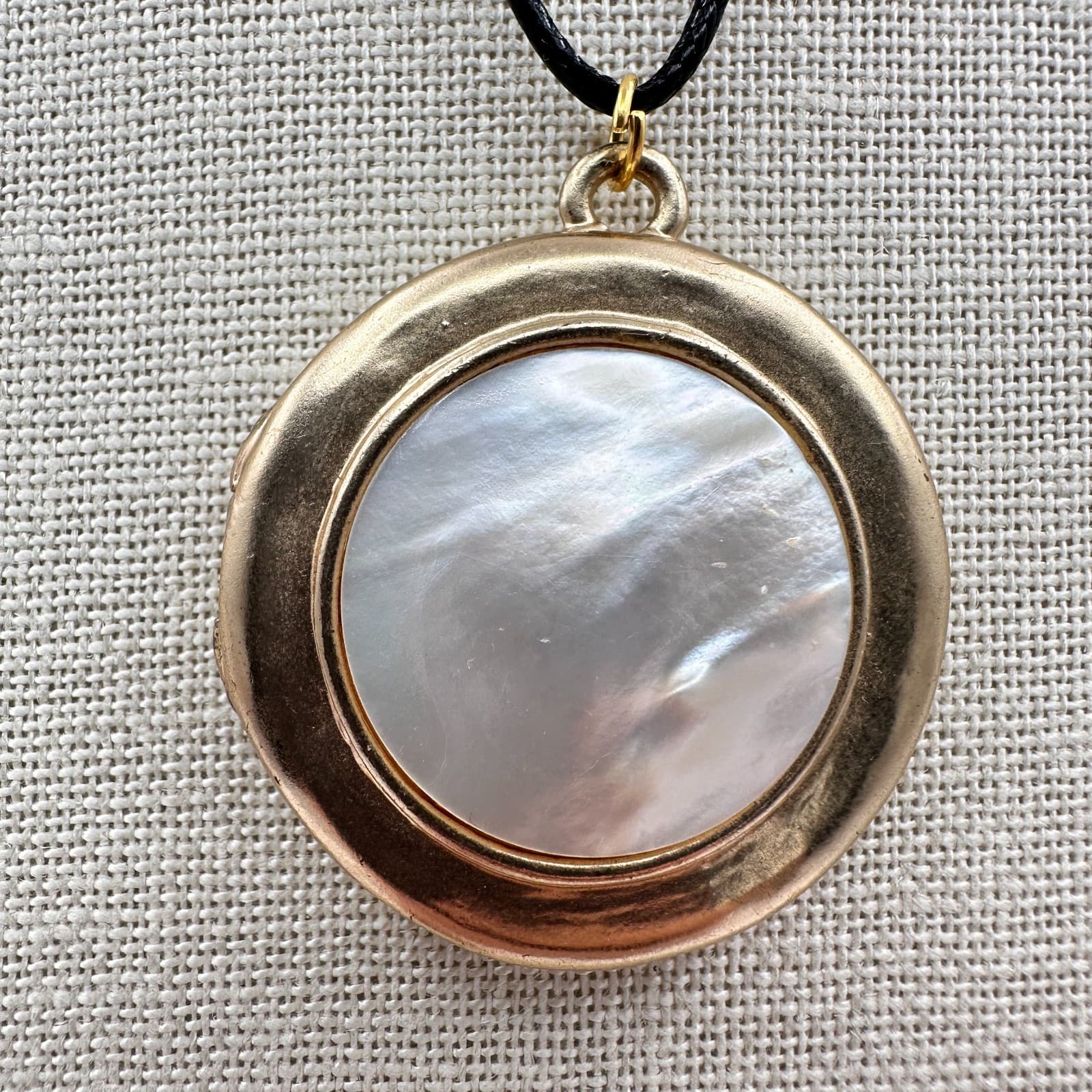 Vintage Y2K Gold Tone Mother of Pearl Pendant Necklace Women's Classic Jewelry - Thumbnail 3
