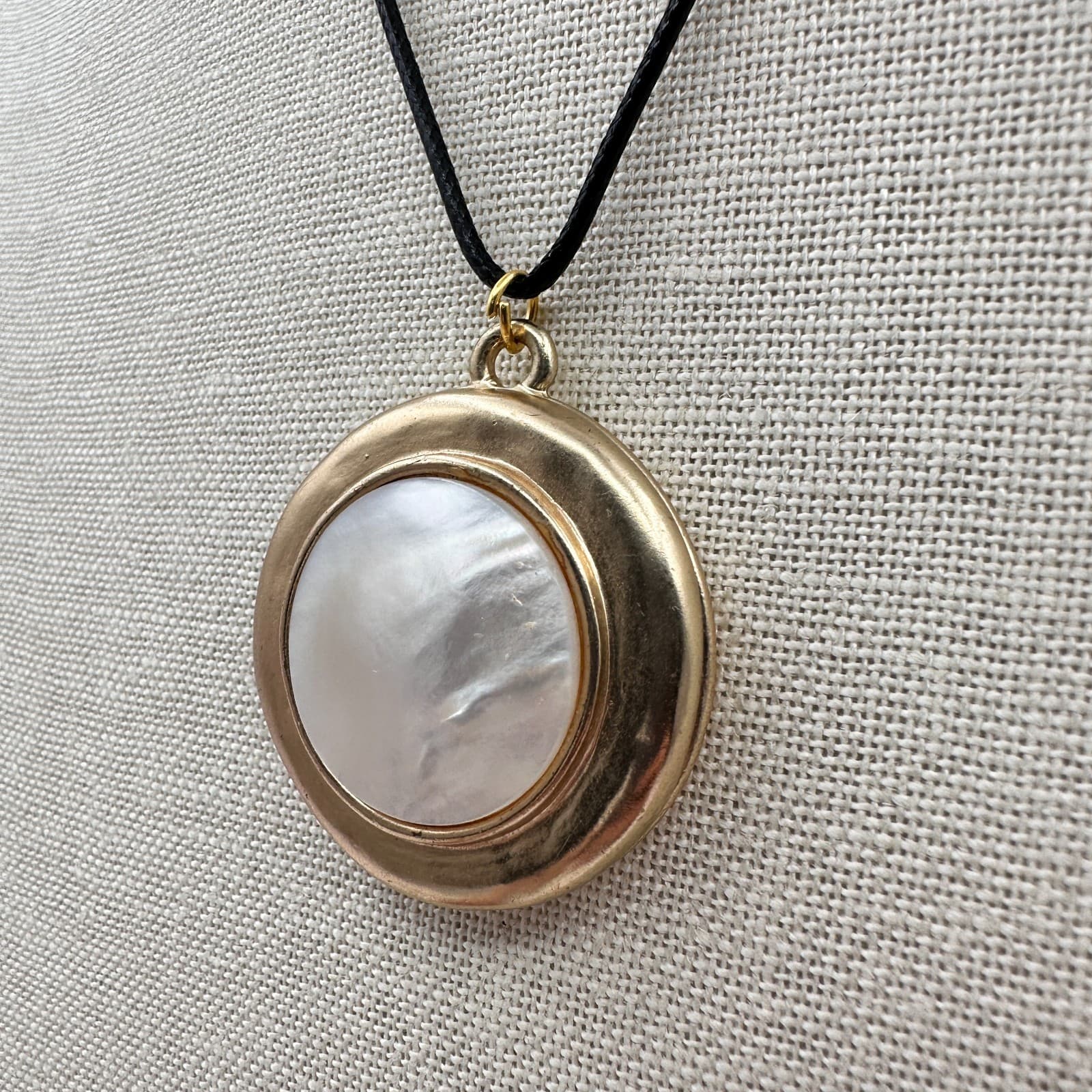 Vintage Y2K Gold Tone Mother of Pearl Pendant Necklace Women's Classic Jewelry - Thumbnail 6
