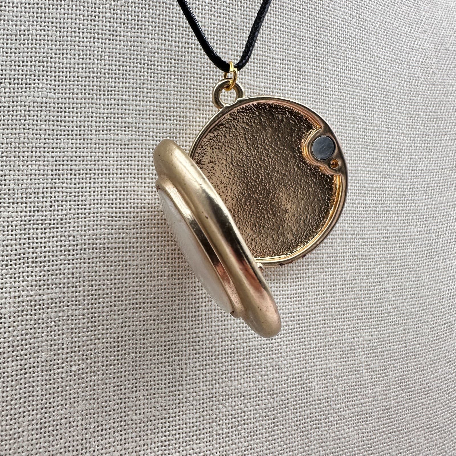 Vintage Y2K Gold Tone Mother of Pearl Pendant Necklace Women's Classic Jewelry - Thumbnail 8
