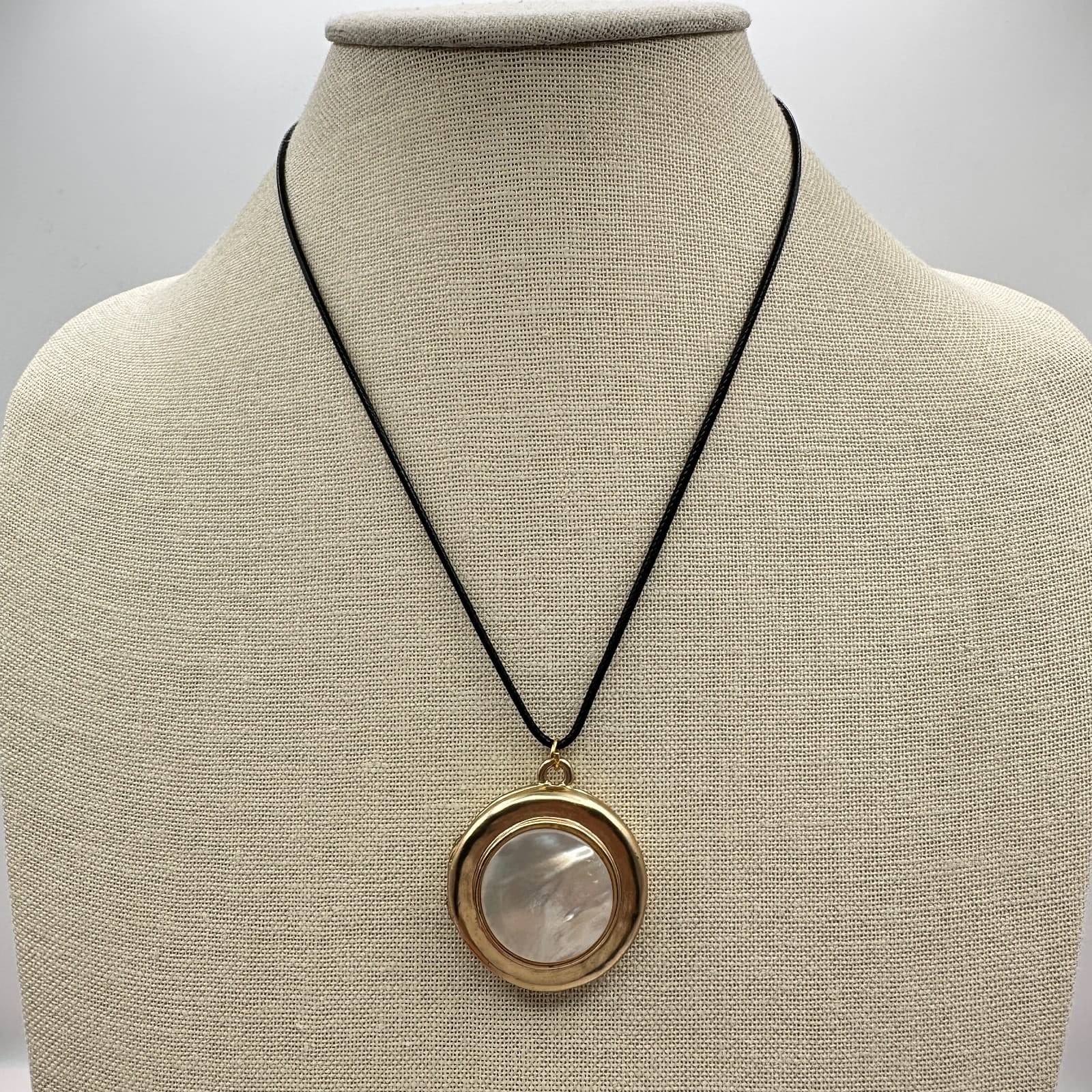 Vintage Y2K Gold Tone Mother of Pearl Pendant Necklace Women's Classic Jewelry - Thumbnail 12