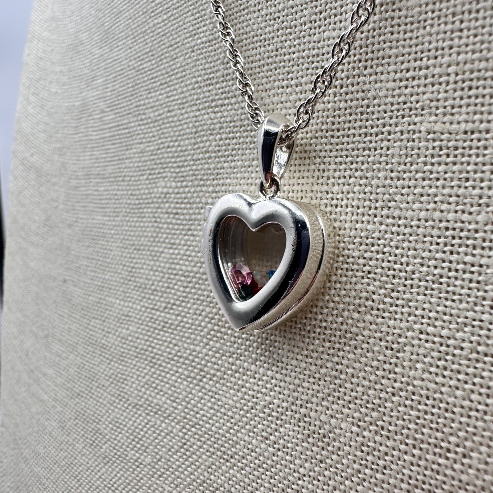 Vintage 90s Silver Tone Heart Floating Locket Necklace Classic Fashion Jewelry - Thumbnail 4