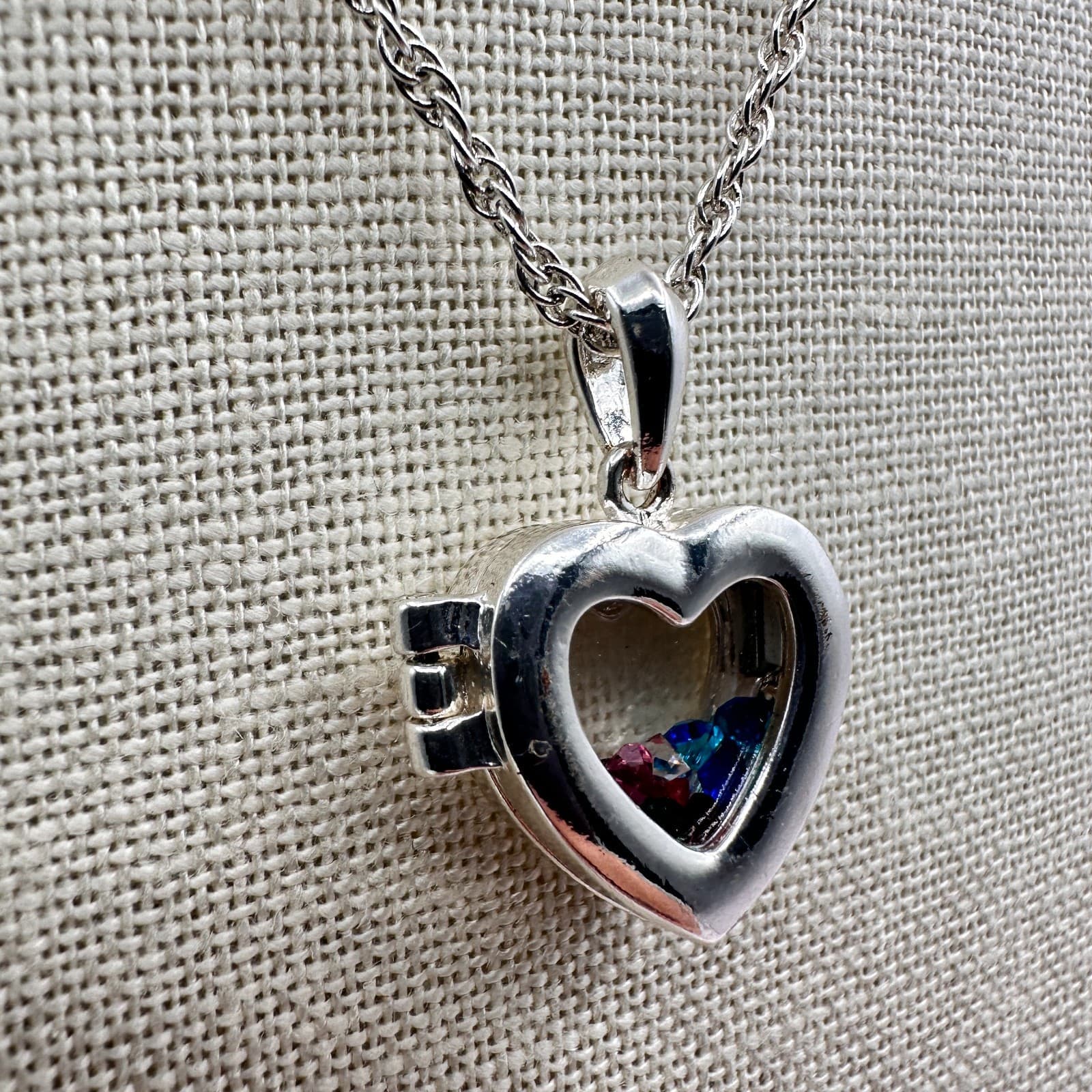 Vintage 90s Silver Tone Heart Floating Locket Necklace Classic Fashion Jewelry - Thumbnail 3