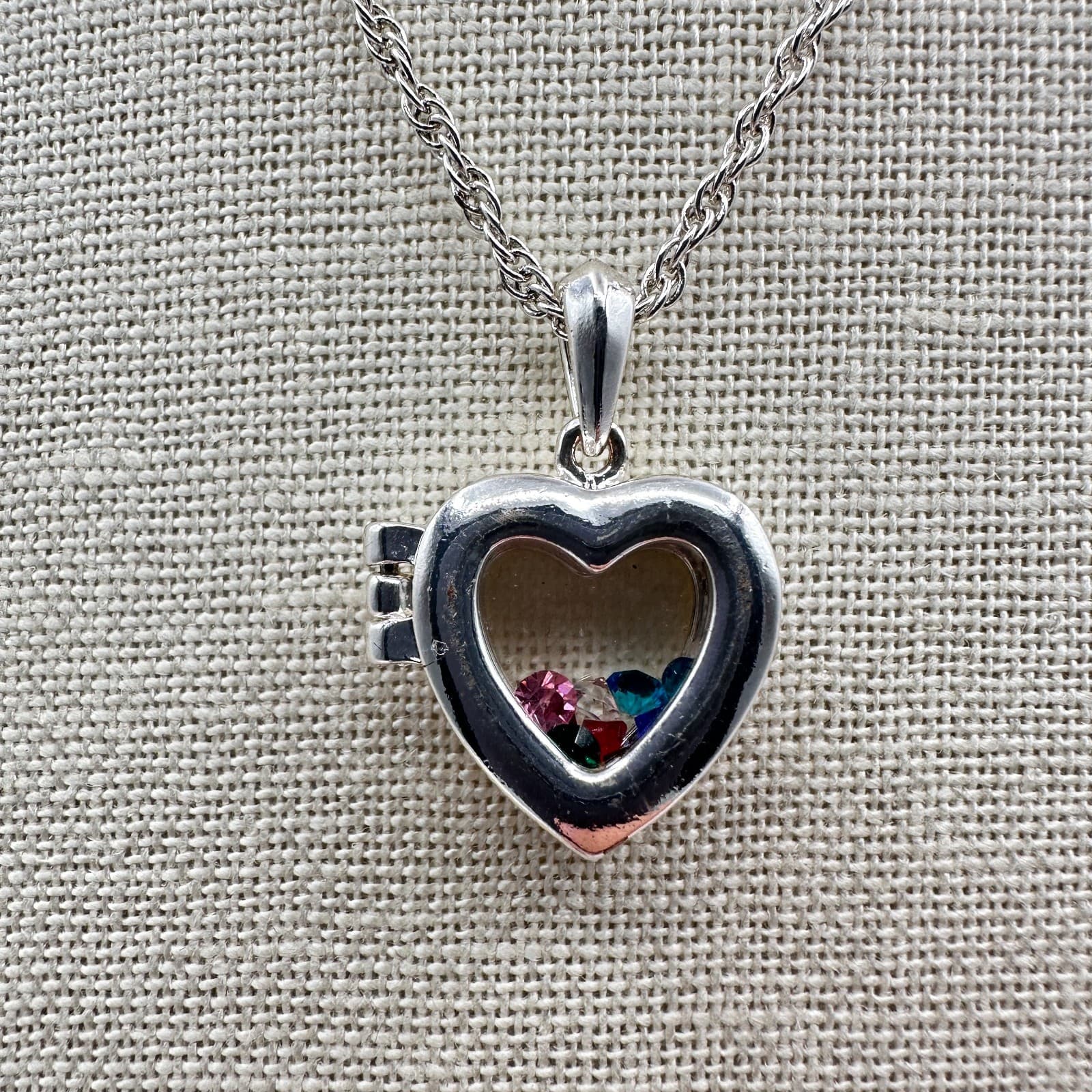Vintage 90s Silver Tone Heart Floating Locket Necklace Classic Fashion Jewelry - Thumbnail 2
