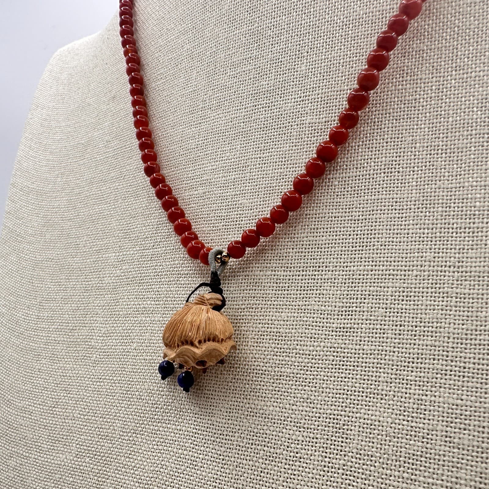 Vintage Y2K Red Beaded Carved Wooden Lotus Pod Pendant Necklace Women's Jewelry - Thumbnail 7