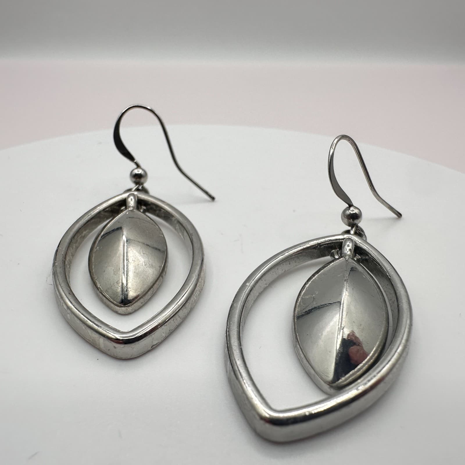 Vintage 90s Silver Tone Open Marquise Leaf Dangle Drop Earrings Modern Jewelry - Thumbnail 3