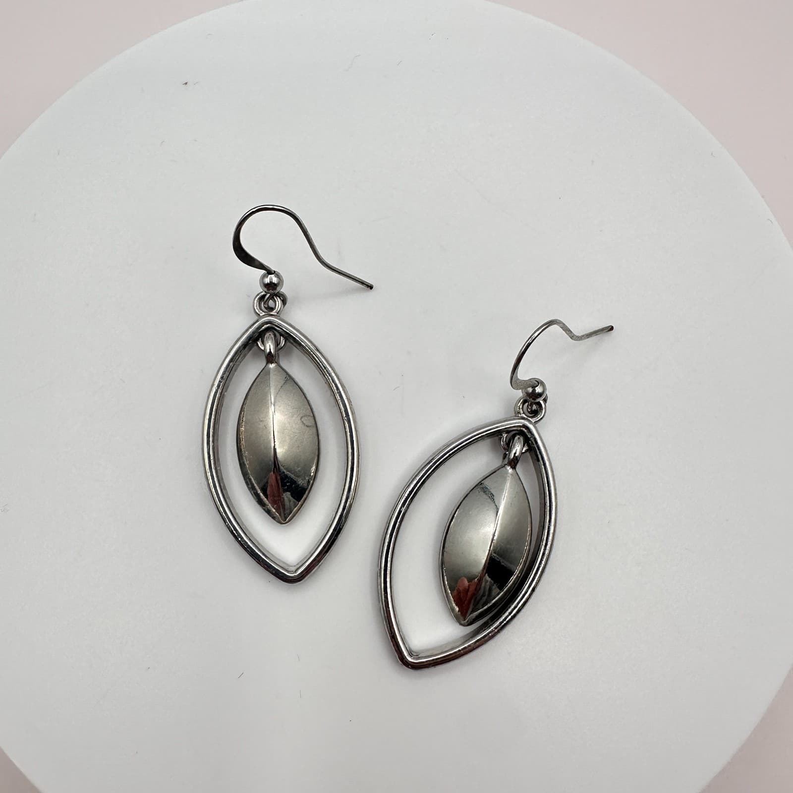 Vintage 90s Silver Tone Open Marquise Leaf Dangle Drop Earrings Modern Jewelry - Thumbnail 2