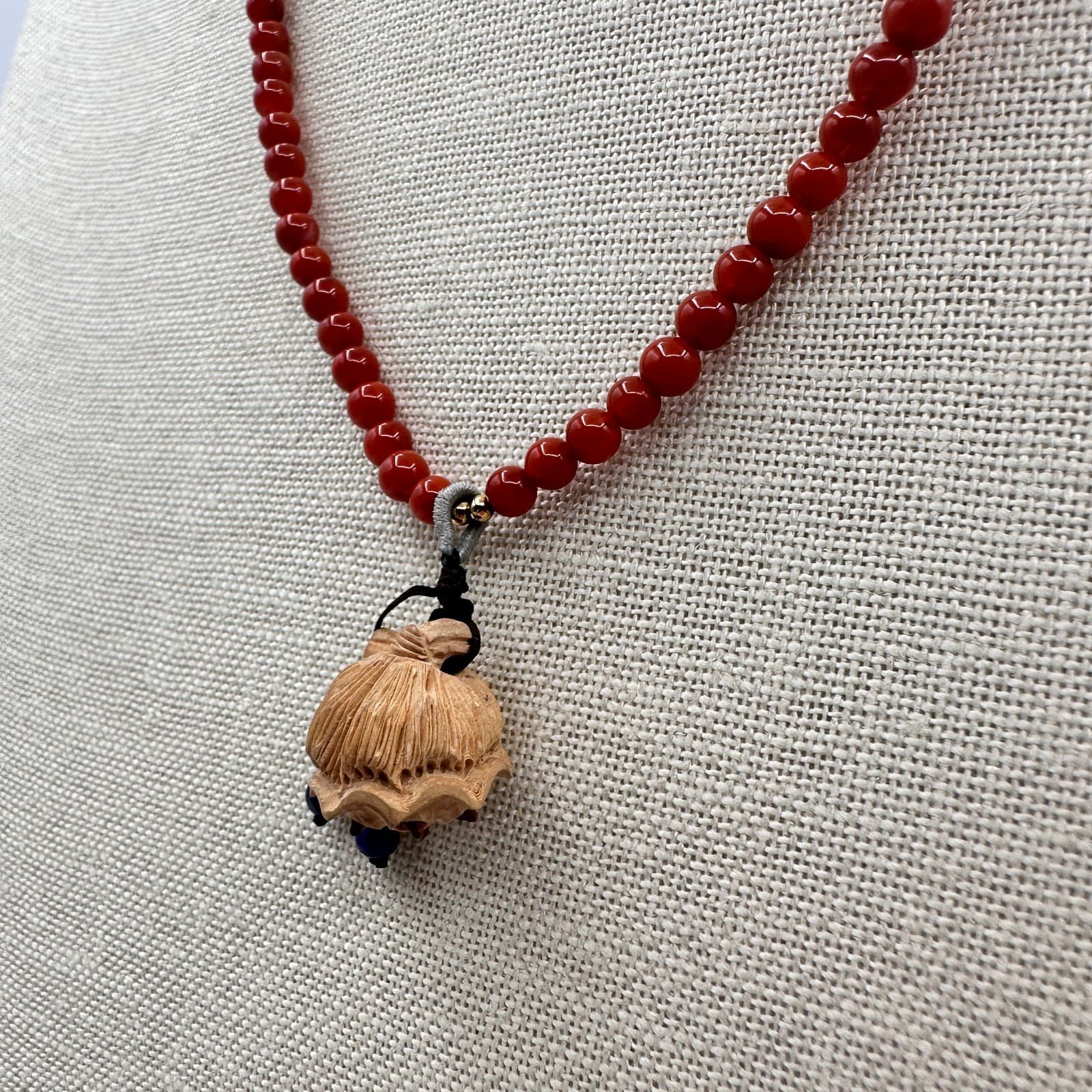 Vintage Y2K Red Beaded Carved Wooden Lotus Pod Pendant Necklace Women's Jewelry - Thumbnail 4