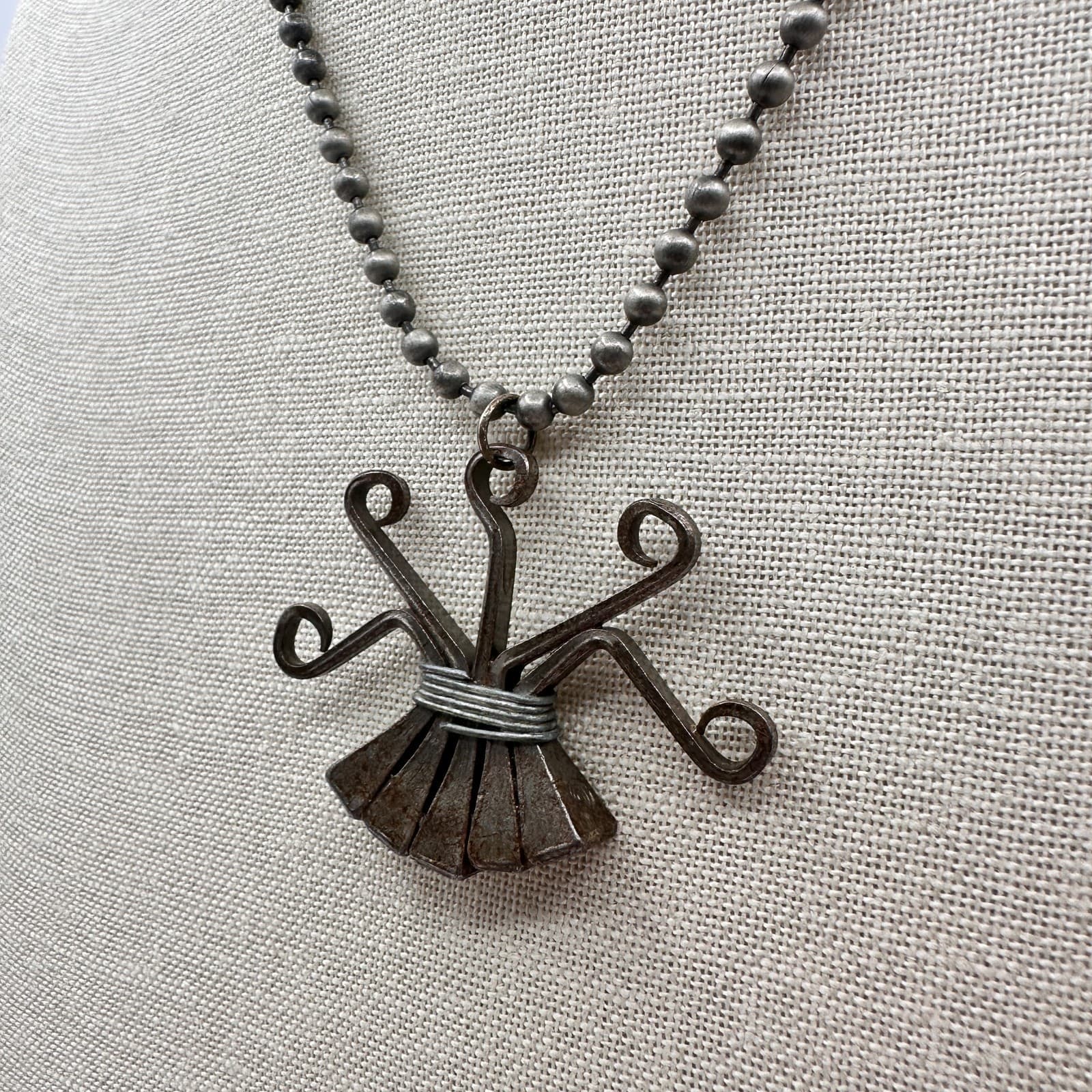 Vintage 70s Oxidized Silver Tone Wire Whisk Broom Pendant Necklace Retro Jewelry - Thumbnail 4