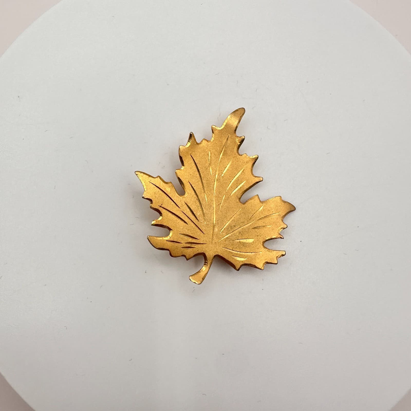 Vintage 90s Gold Tone Textured Maple Leaf Brooch Pin Statement Fashion Jewelry - Thumbnail 3