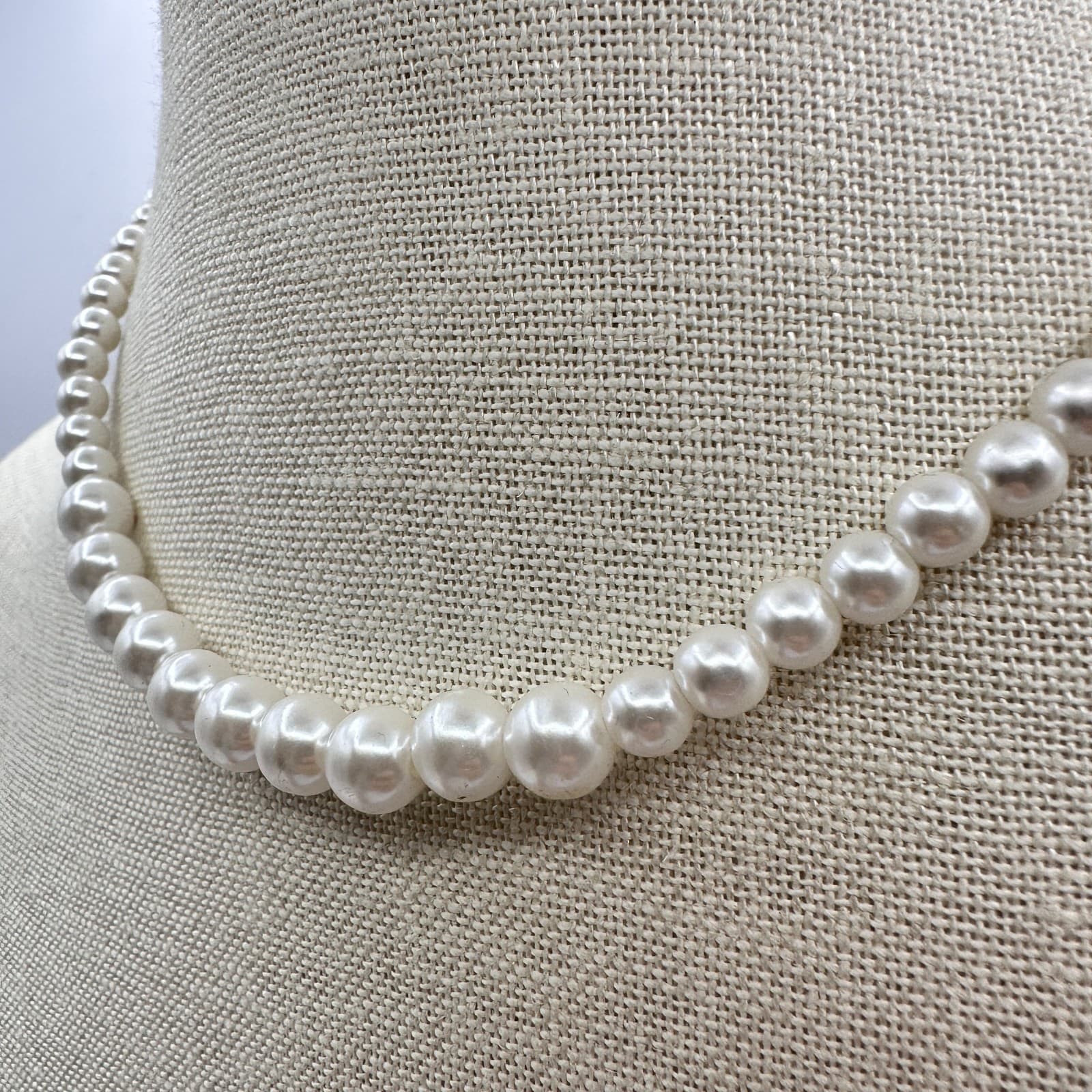 Vintage 90s Graduated White Faux Pearl Round Beads Necklace Classic Choker - Thumbnail 4