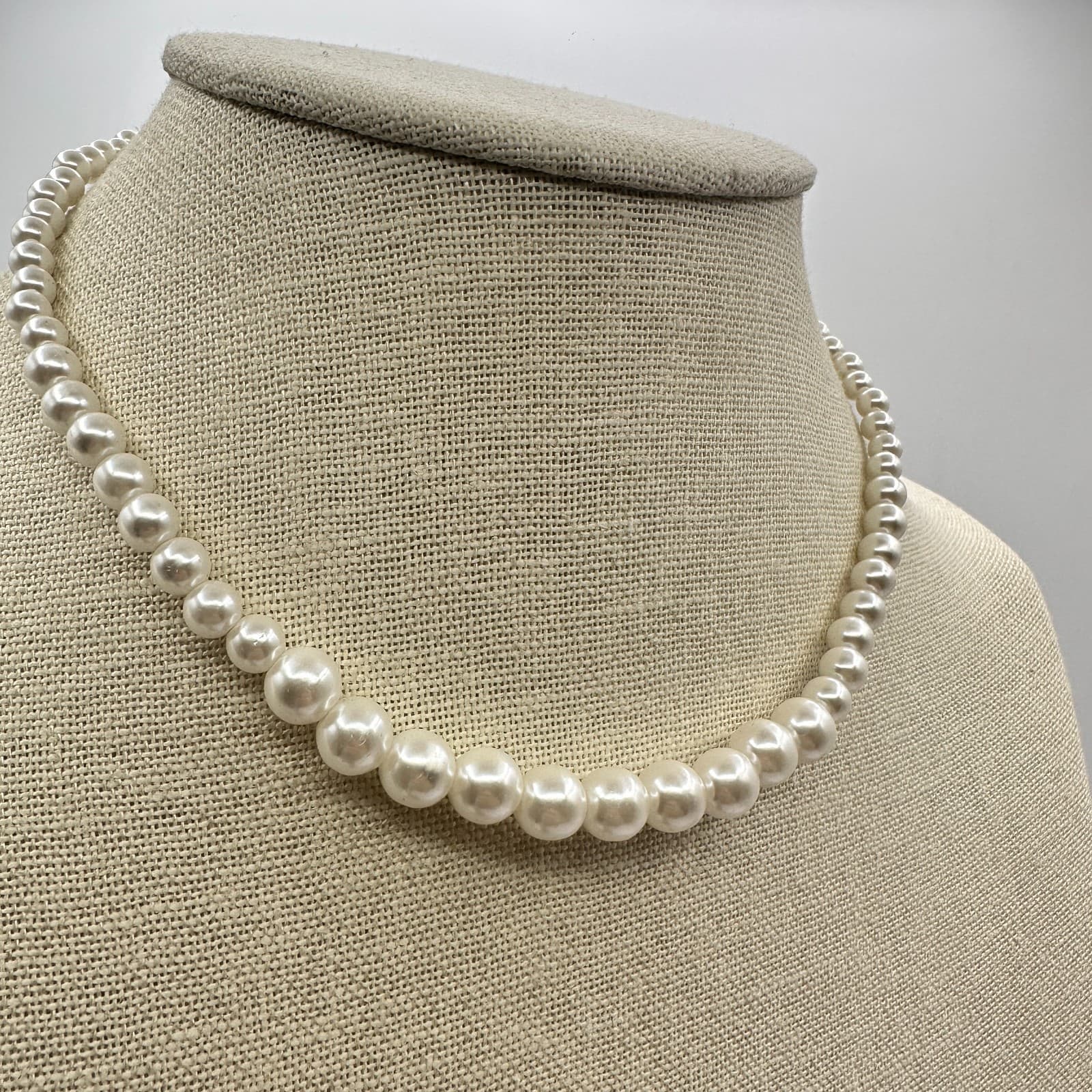 Vintage 90s Graduated White Faux Pearl Round Beads Necklace Classic Choker - Thumbnail 2
