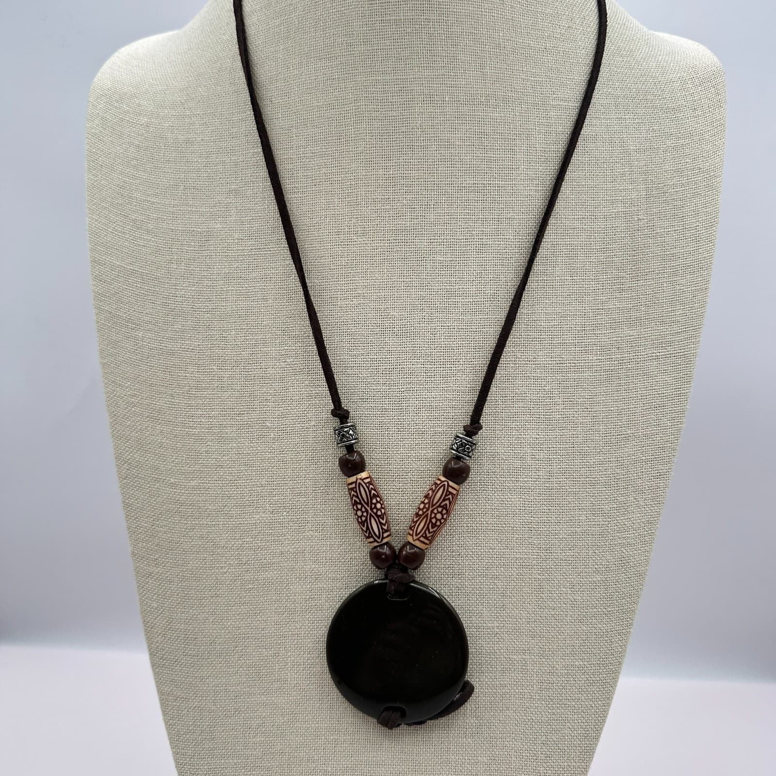 Vintage 90s Boho Etched Beaded Brown Cord Round Resin Pendant Necklace Jewelry - Thumbnail 4