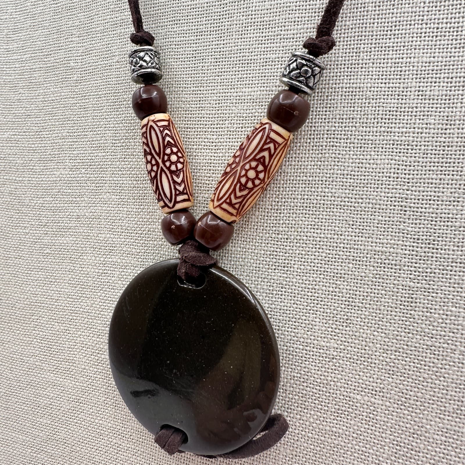 Vintage 90s Boho Etched Beaded Brown Cord Round Resin Pendant Necklace Jewelry - Thumbnail 5
