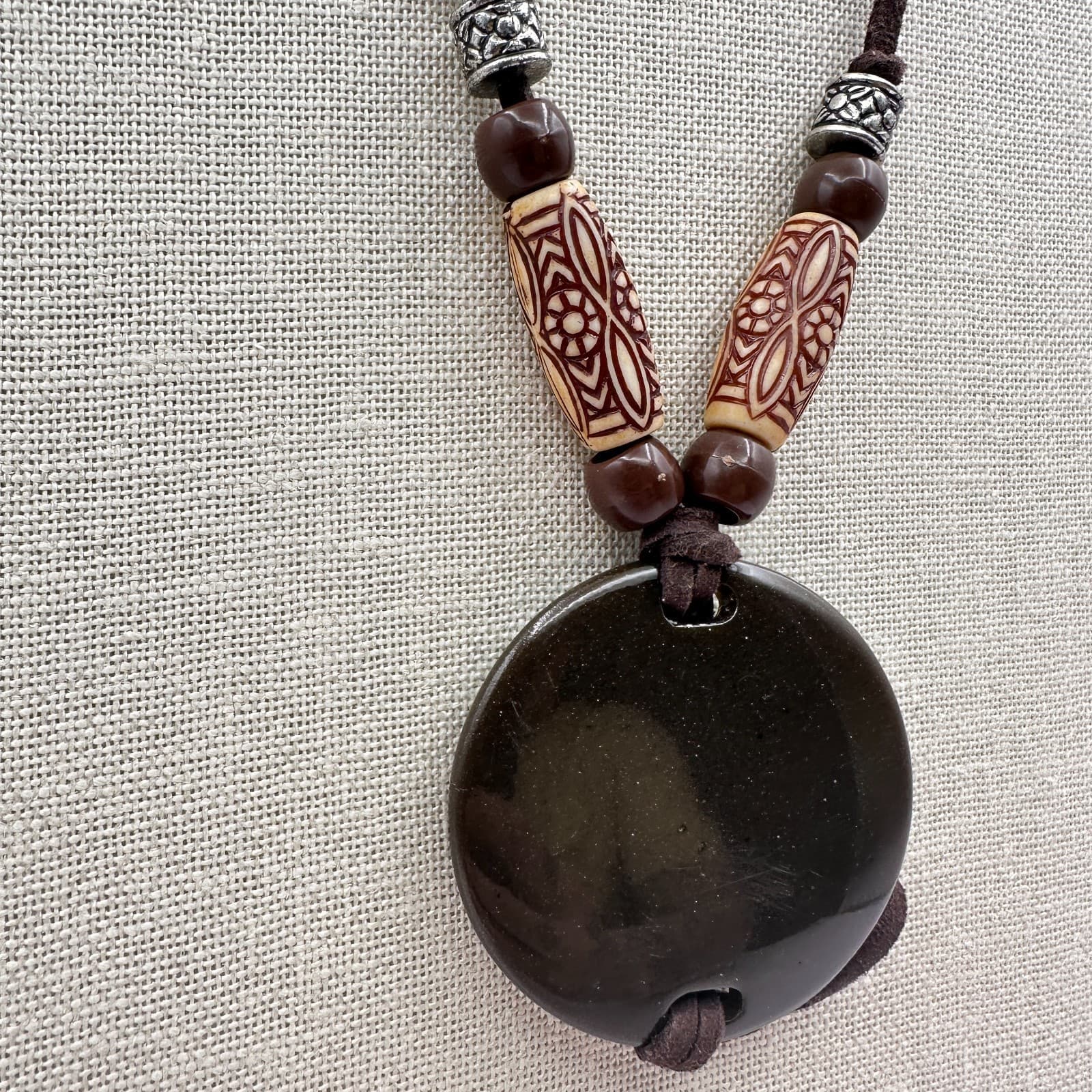 Vintage 90s Boho Etched Beaded Brown Cord Round Resin Pendant Necklace Jewelry - Thumbnail 7