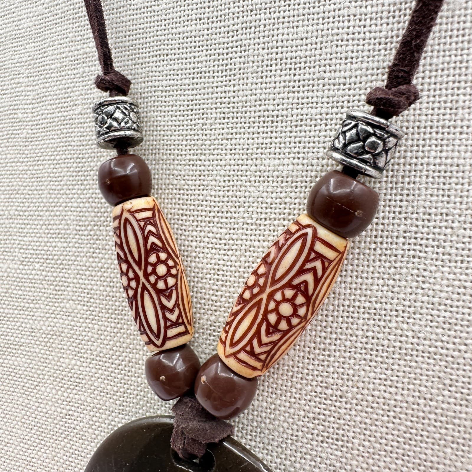Vintage 90s Boho Etched Beaded Brown Cord Round Resin Pendant Necklace Jewelry - Thumbnail 6