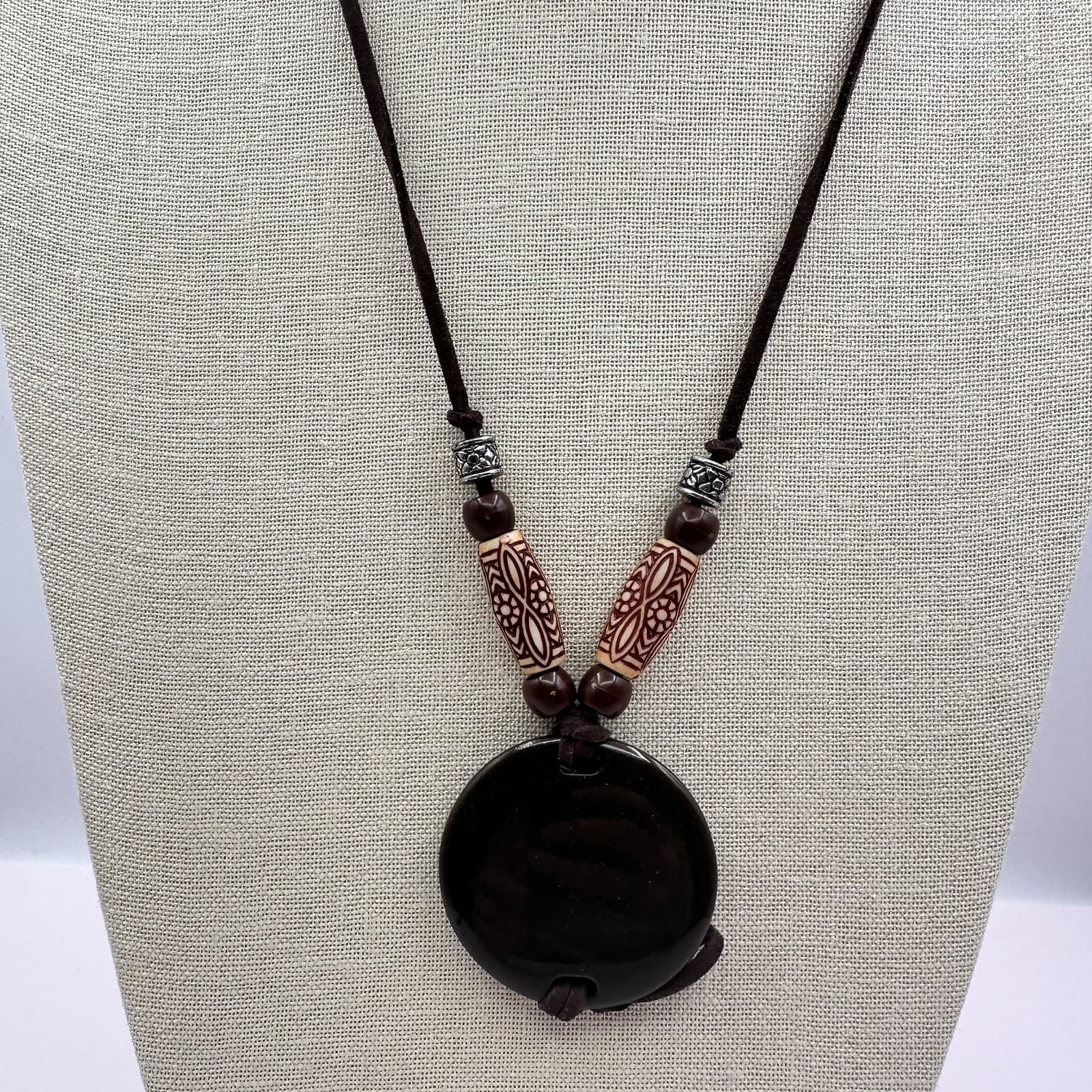 Vintage 90s Boho Etched Beaded Brown Cord Round Resin Pendant Necklace Jewelry - Thumbnail 3
