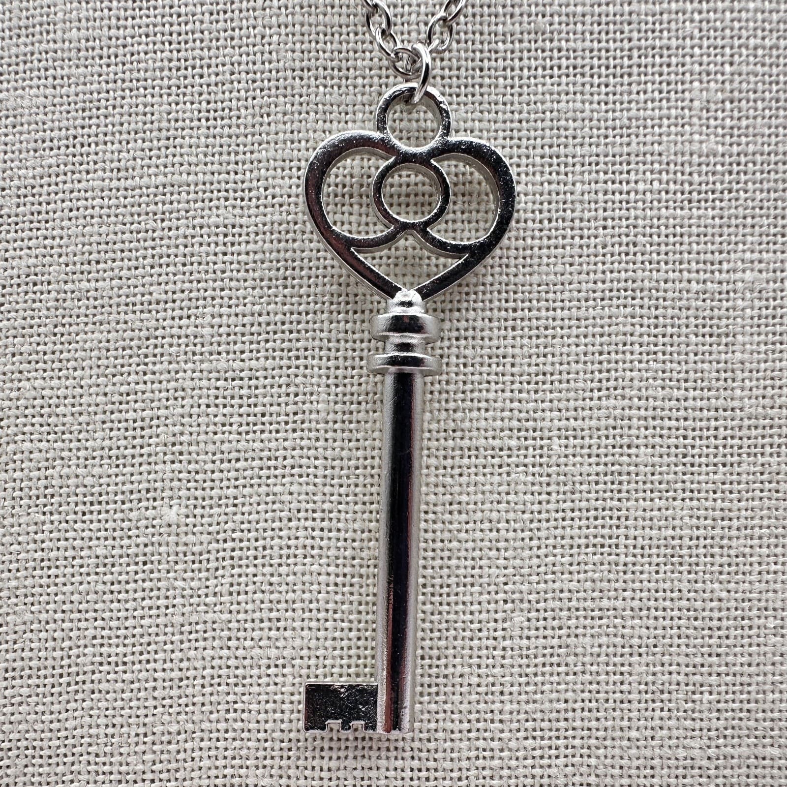 Vintage Y2K Silver Tone Heart Skeleton Key Pendant Necklace Boho Retro Jewelry - Thumbnail 4