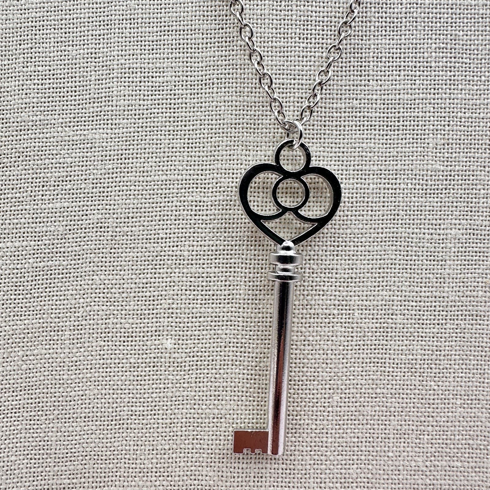 Vintage Y2K Silver Tone Heart Skeleton Key Pendant Necklace Boho Retro Jewelry - Thumbnail 3