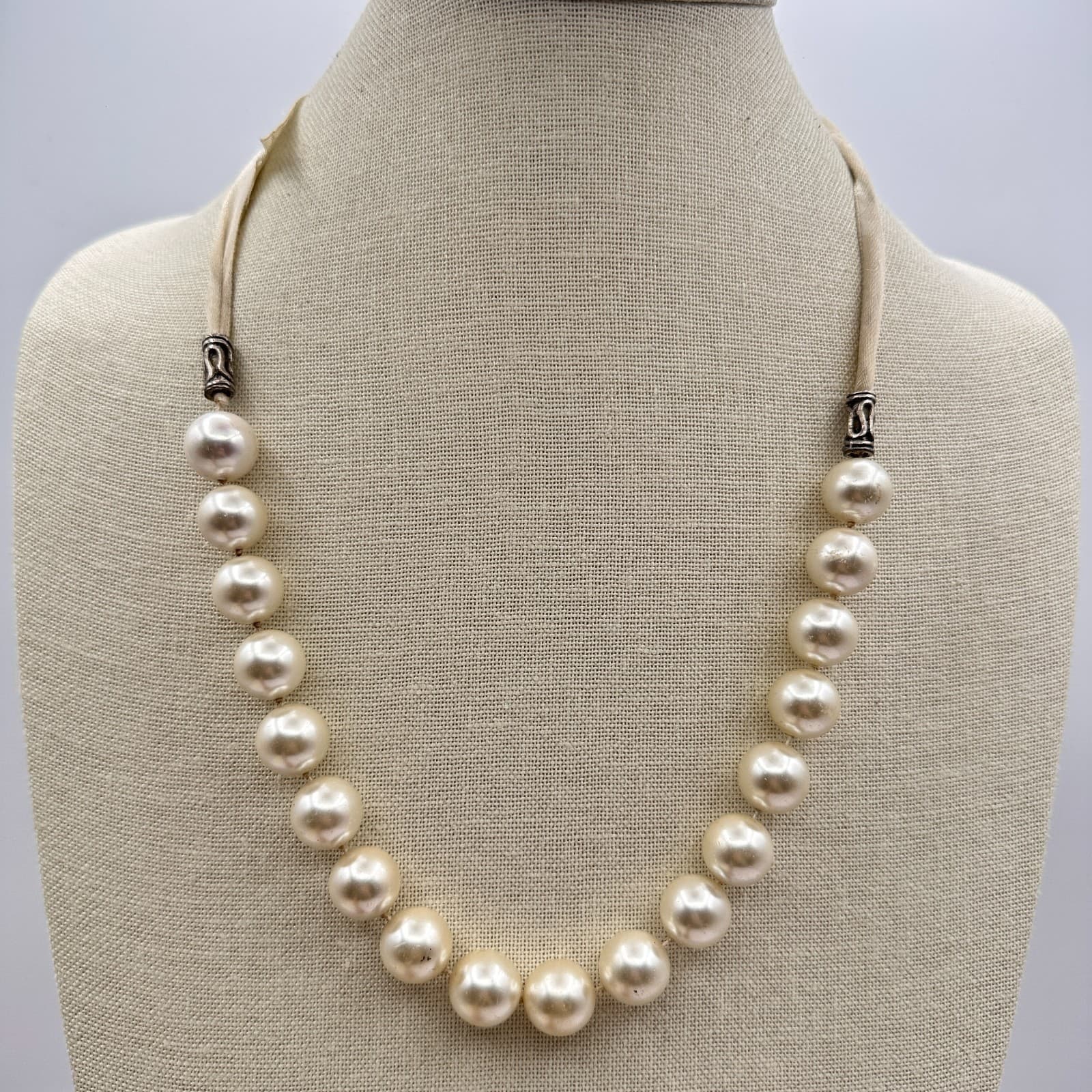 Vintage 80s Chunky Faux Pearl Statement Necklace White Cream Silver Tone Jewelry - Thumbnail 3