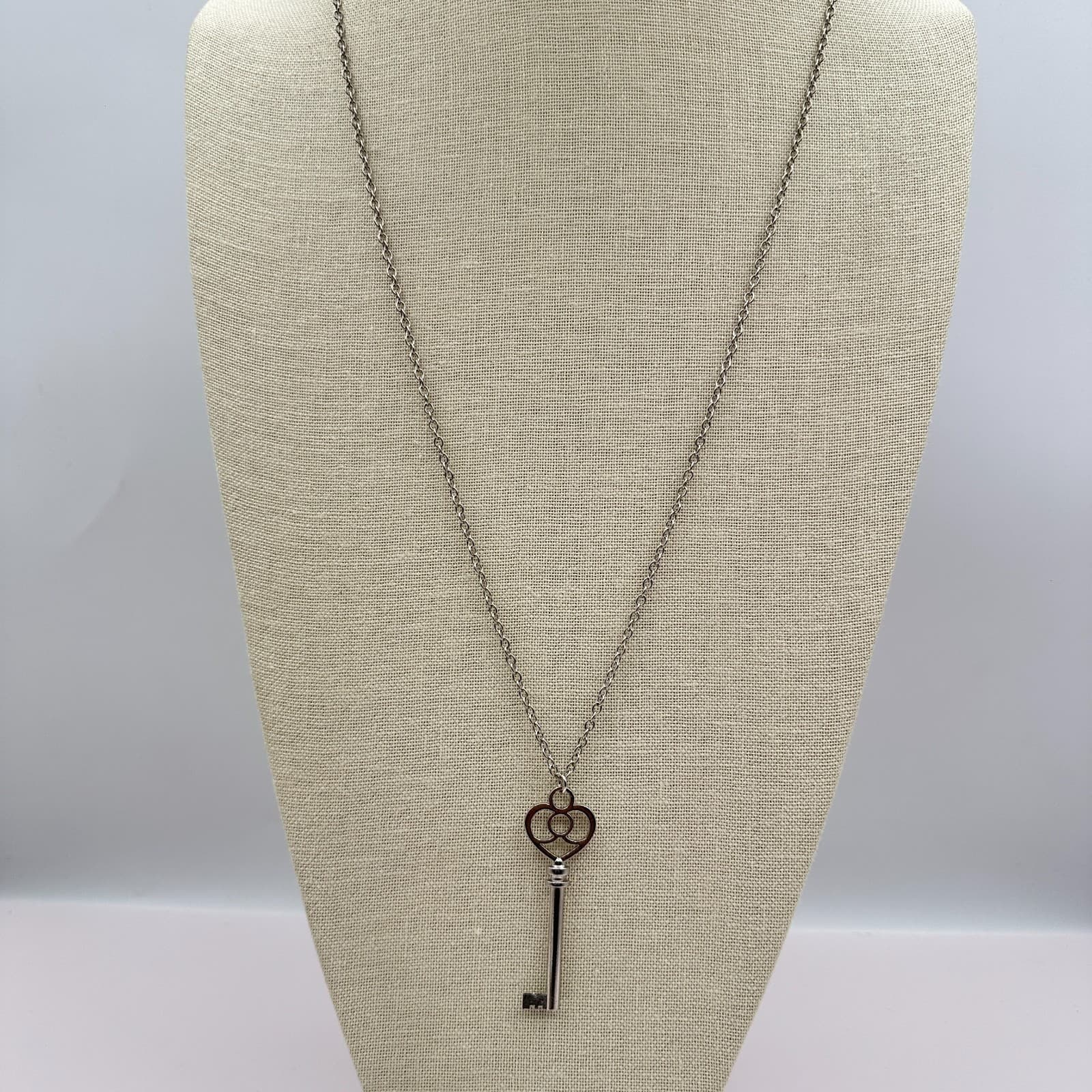 Vintage Y2K Silver Tone Heart Skeleton Key Pendant Necklace Boho Retro Jewelry - Thumbnail 2