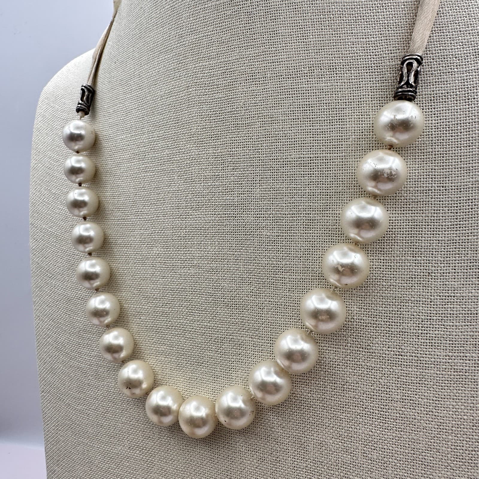 Vintage 80s Chunky Faux Pearl Statement Necklace White Cream Silver Tone Jewelry - Thumbnail 7