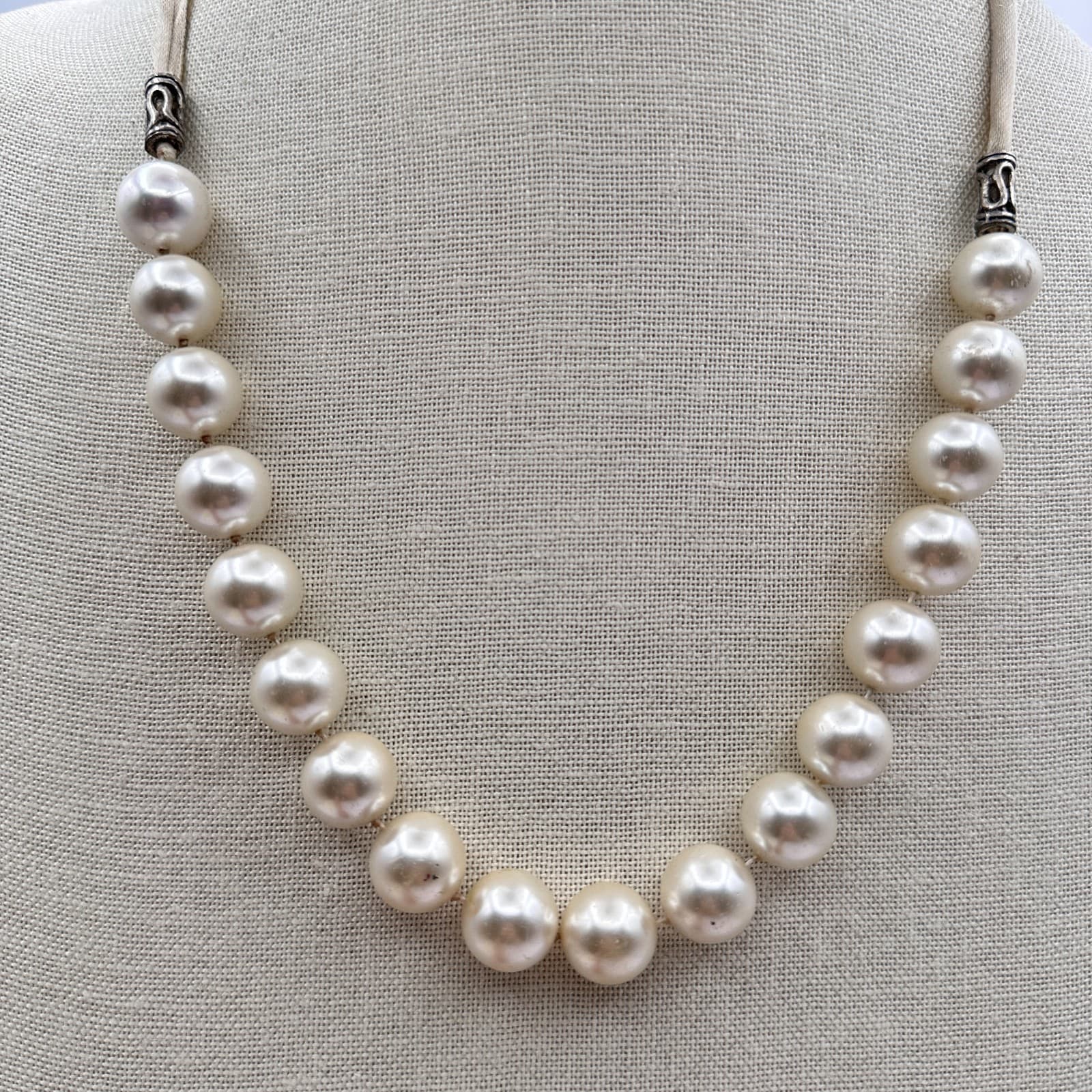 Vintage 80s Chunky Faux Pearl Statement Necklace White Cream Silver Tone Jewelry - Thumbnail 2