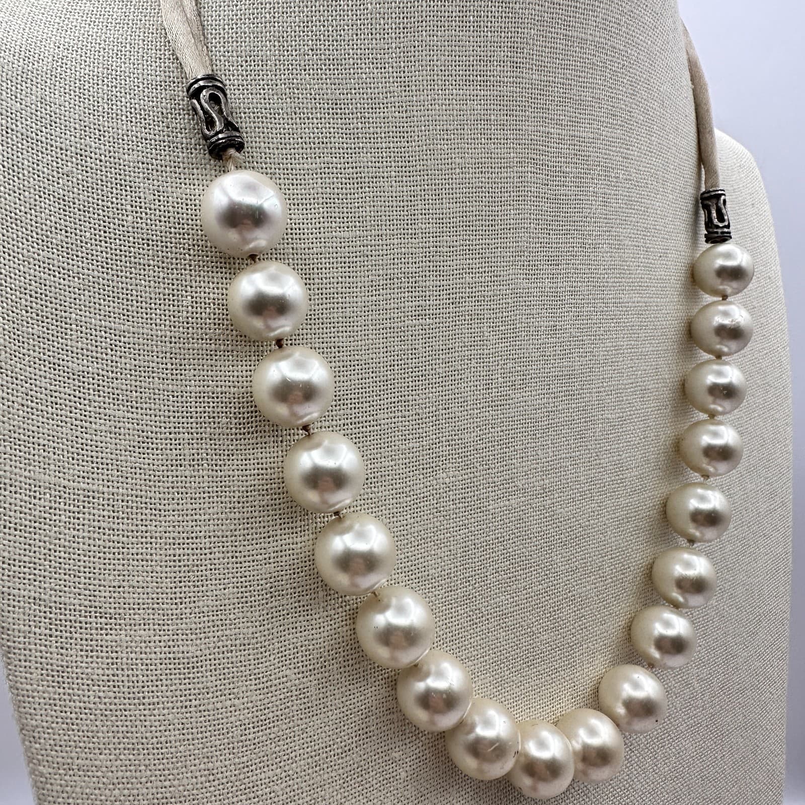 Vintage 80s Chunky Faux Pearl Statement Necklace White Cream Silver Tone Jewelry - Thumbnail 4