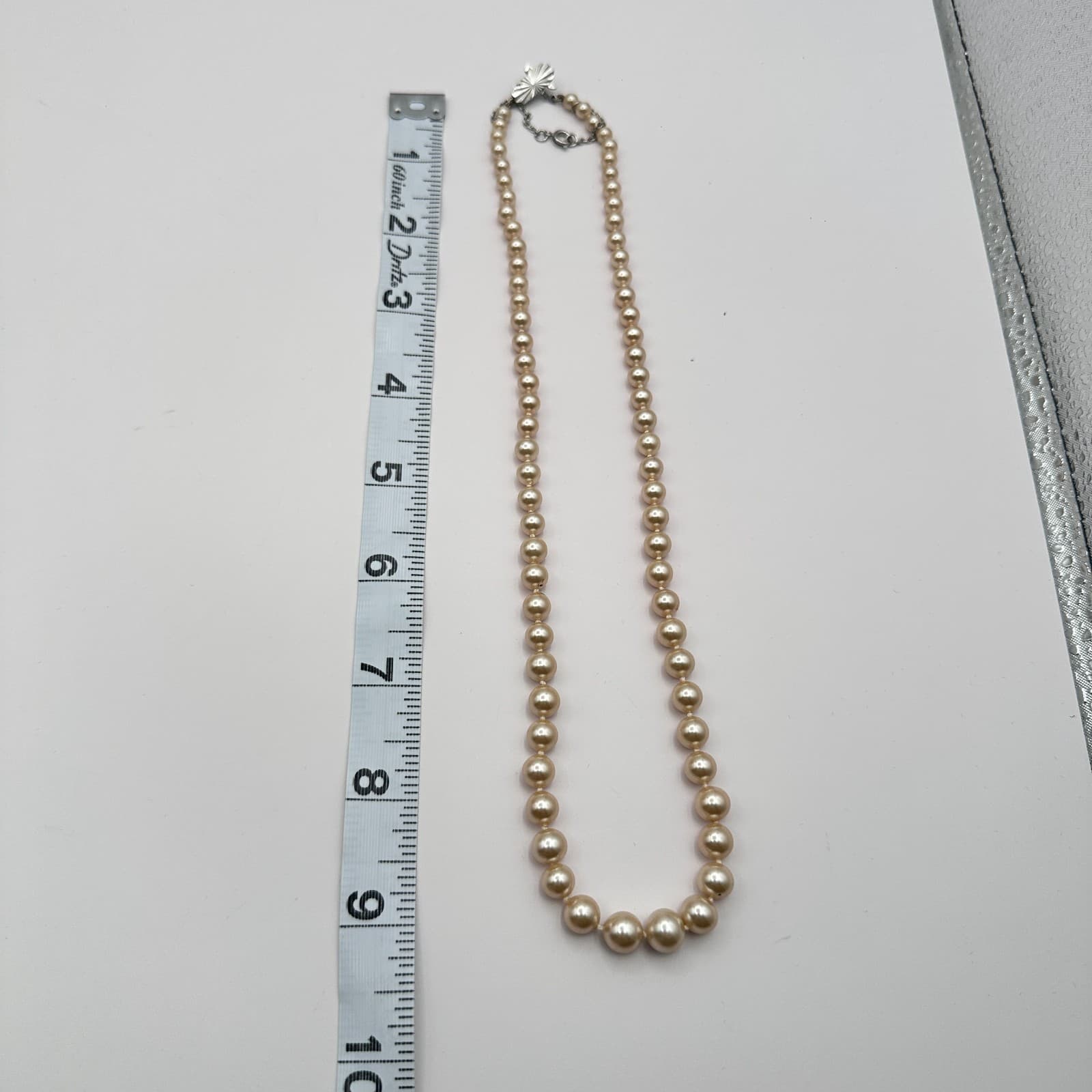 Vintage 80s Graduated Cream Pearl Necklace Strand Classic Bridal Retro Jewelry - Thumbnail 8