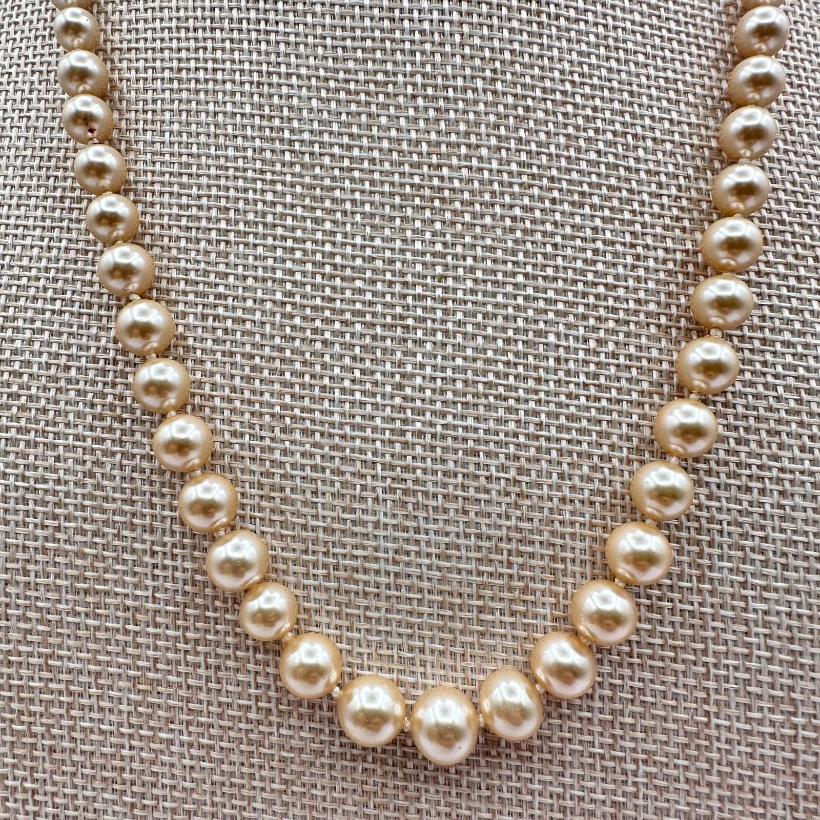Vintage 80s Graduated Cream Pearl Necklace Strand Classic Bridal Retro Jewelry - Thumbnail 2