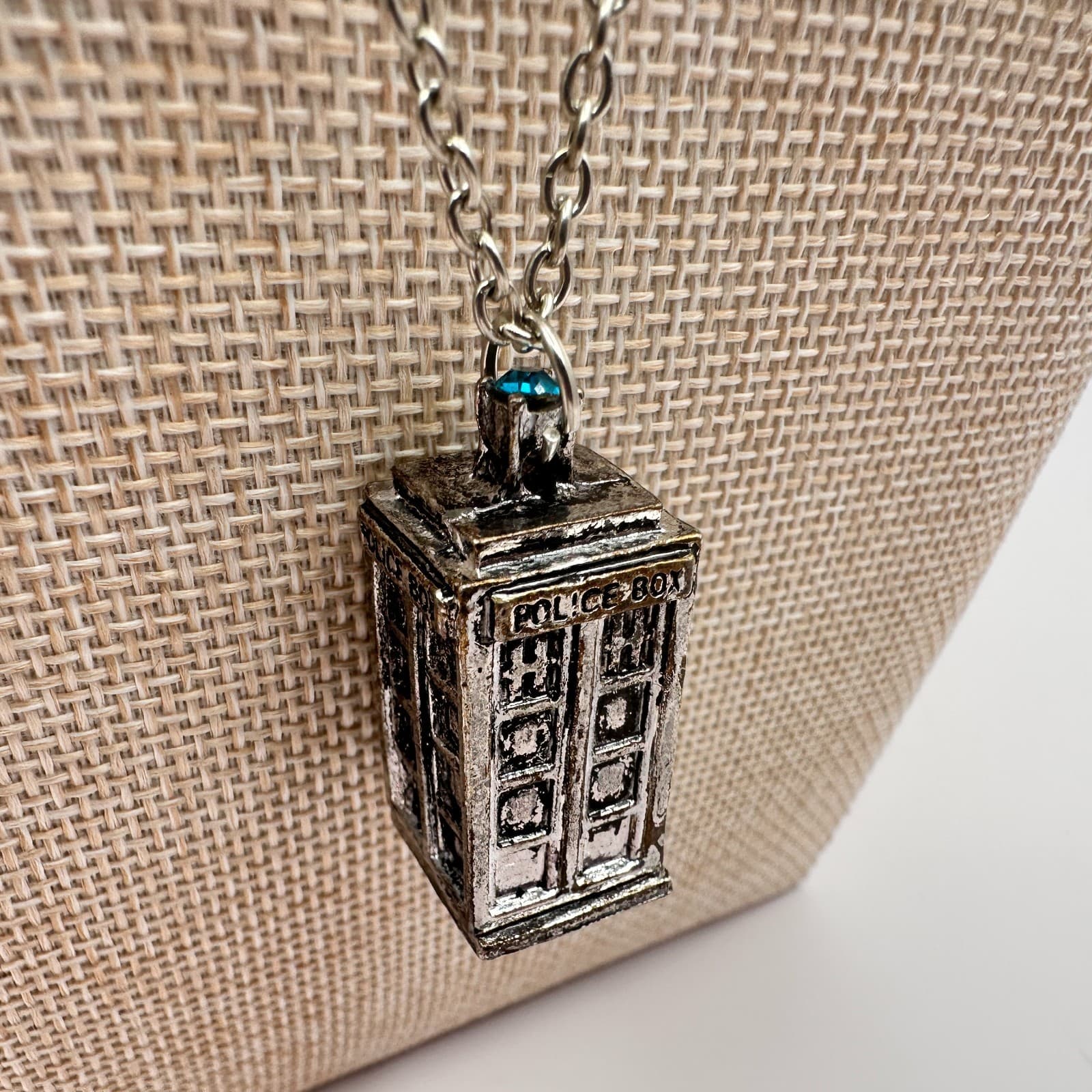 Vintage Y2K Doctor Who TARDIS Police Box Silver Tone Pendant Necklace Jewelry - Thumbnail 4