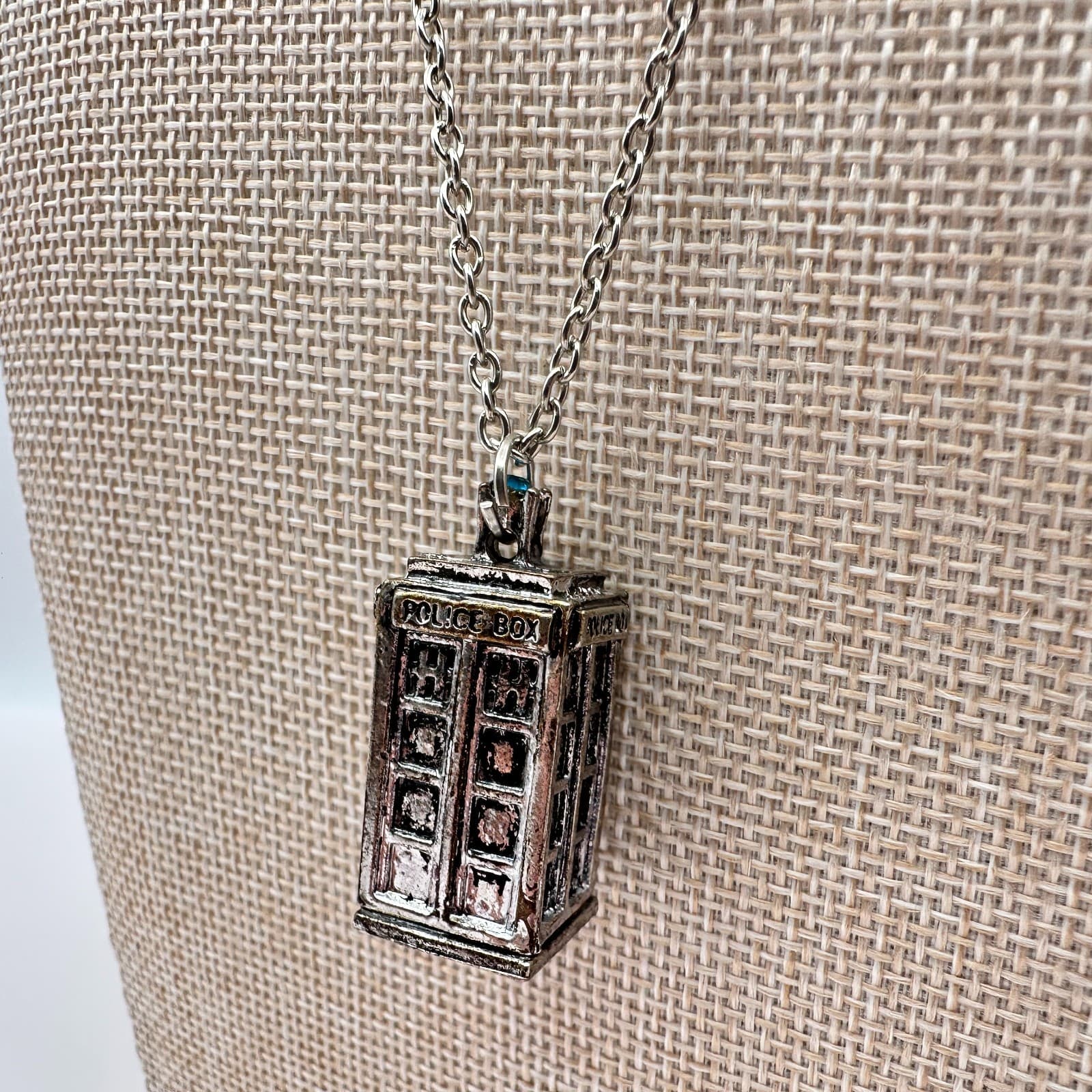 Vintage Y2K Doctor Who TARDIS Police Box Silver Tone Pendant Necklace Jewelry - Thumbnail 5