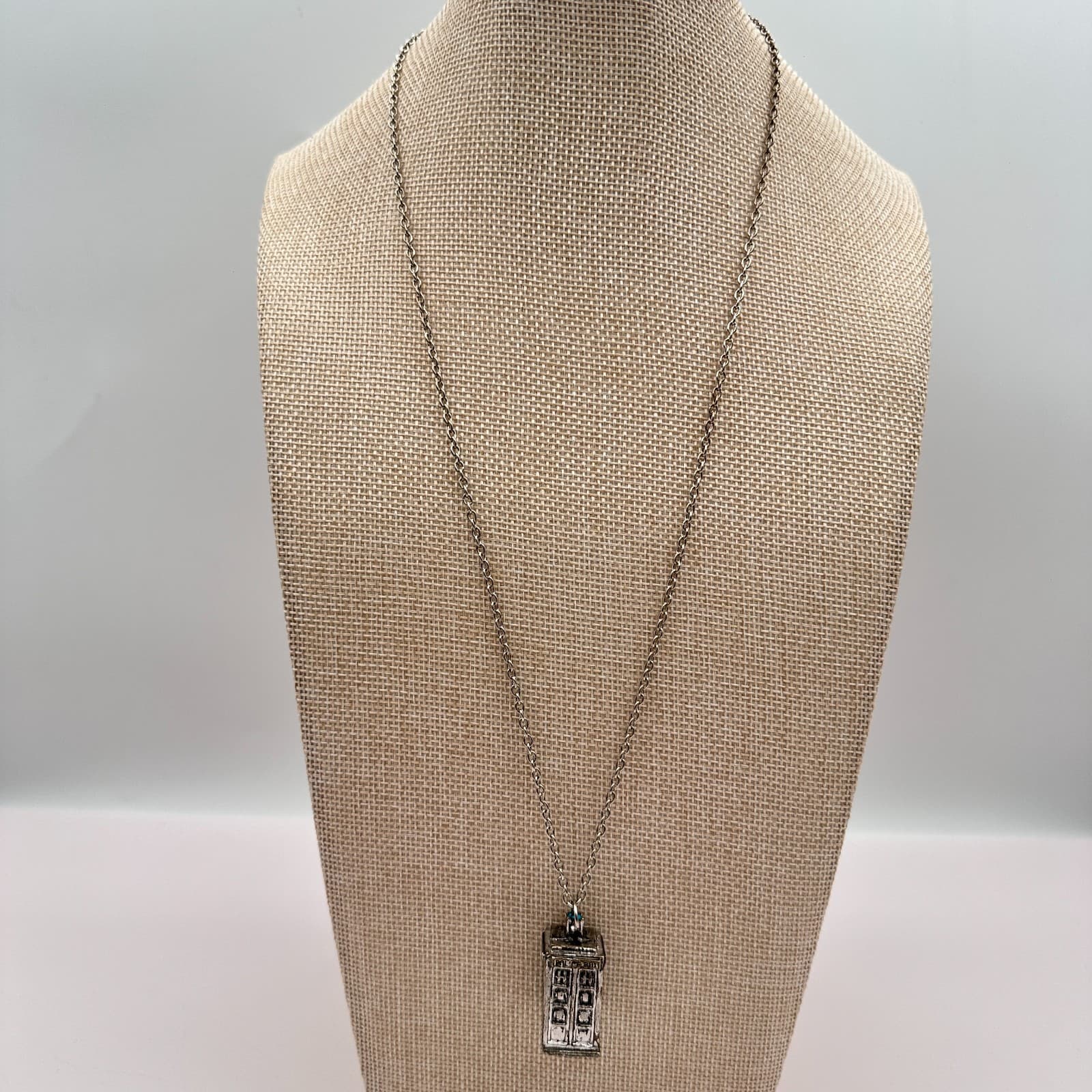Vintage Y2K Doctor Who TARDIS Police Box Silver Tone Pendant Necklace Jewelry - Thumbnail 7