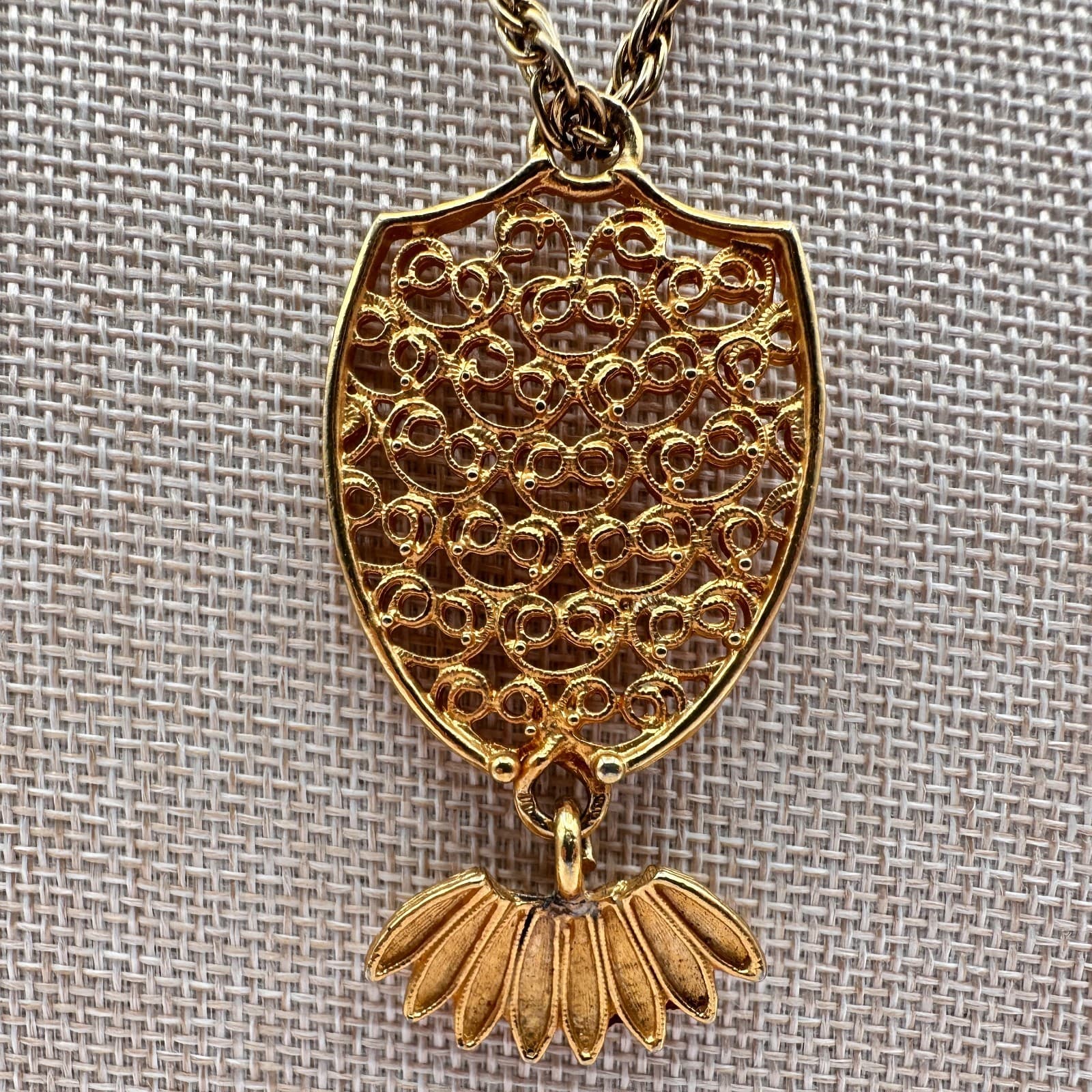 Vintage 80s Gold Tone Filigree Shield Sunburst Pendant Necklace Women's Jewelry