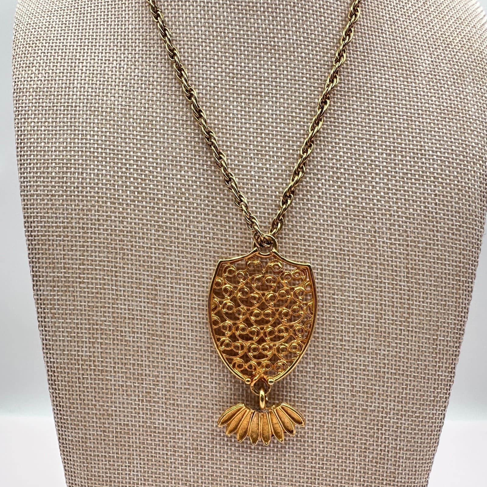 Vintage 80s Gold Tone Filigree Shield Sunburst Pendant Necklace Women's Jewelry - Thumbnail 2