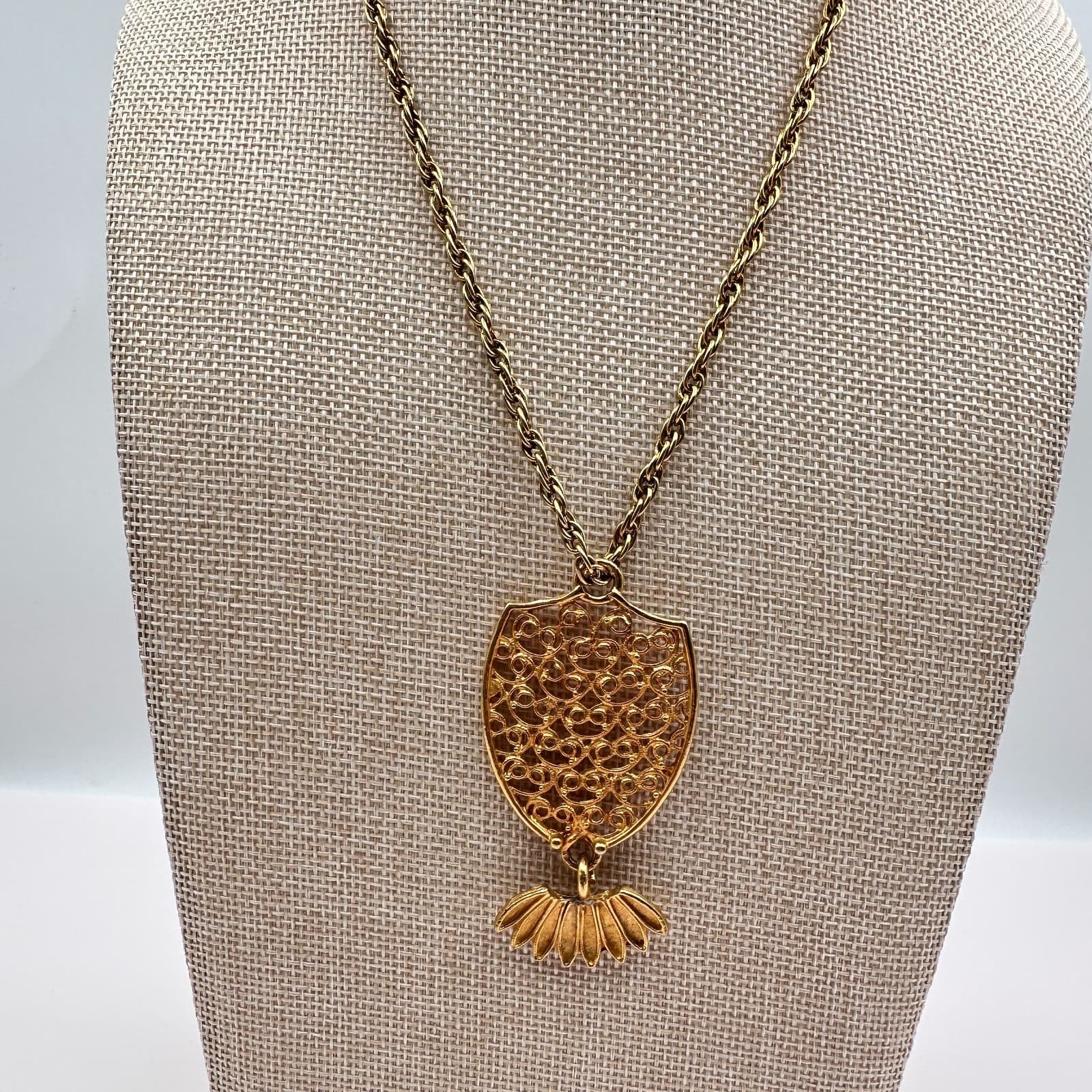 Vintage 80s Gold Tone Filigree Shield Sunburst Pendant Necklace Women's Jewelry - Thumbnail 3