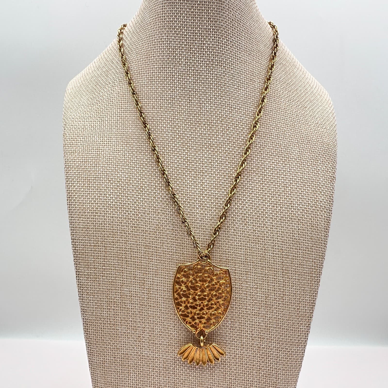 Vintage 80s Gold Tone Filigree Shield Sunburst Pendant Necklace Women's Jewelry - Thumbnail 5