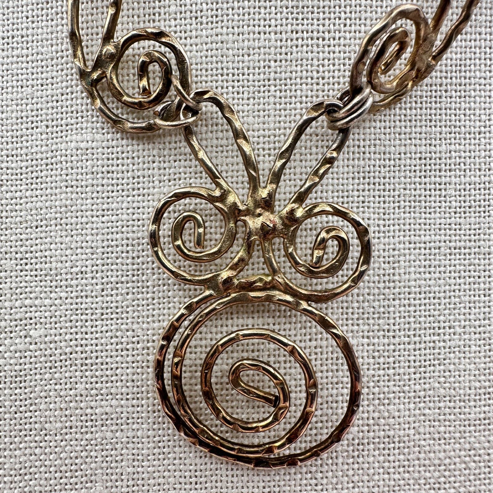 Vintage 80s Gold Tone Swirl Hammered Spiral Pendant Necklace Women's Jewelry - Thumbnail 3