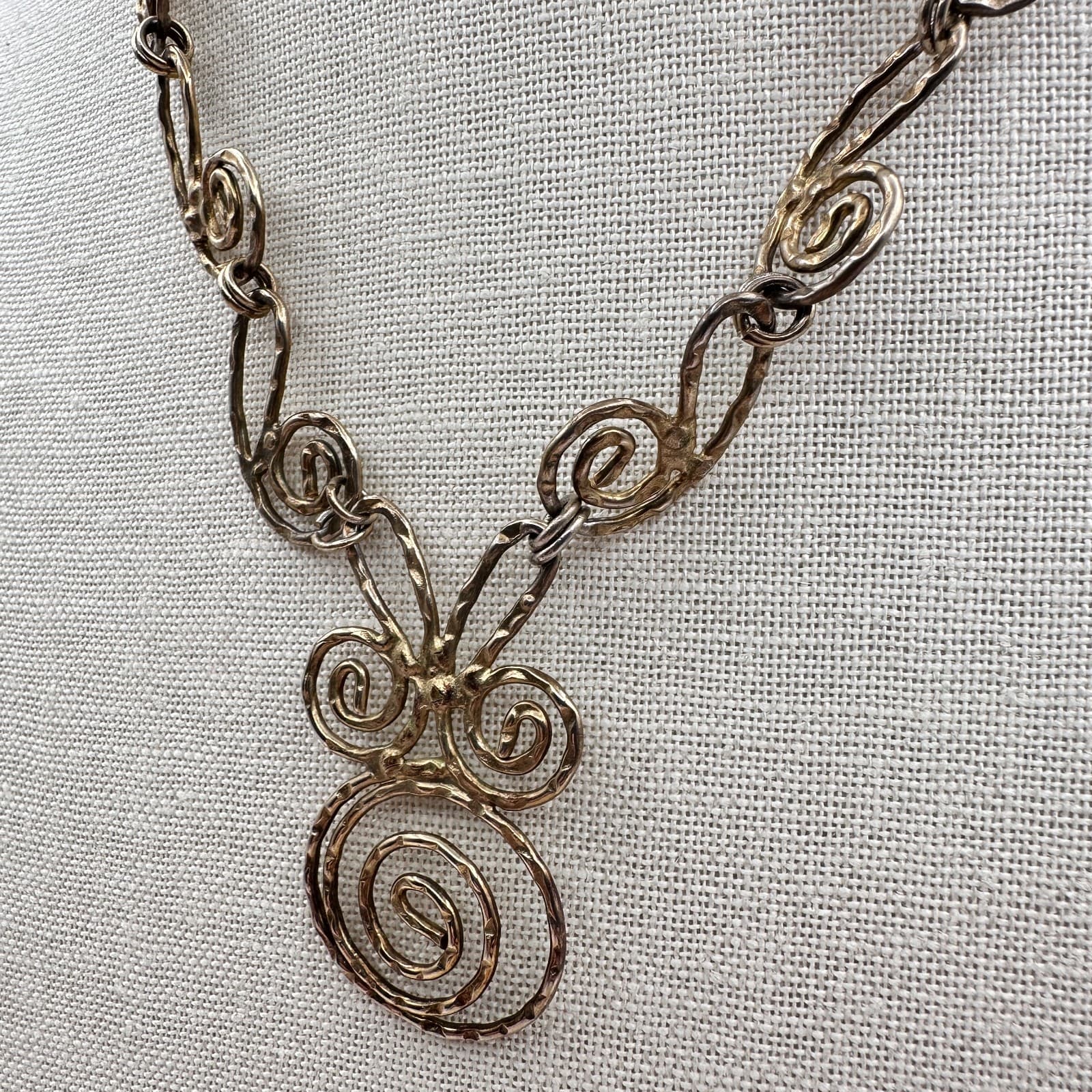 Vintage 80s Gold Tone Swirl Hammered Spiral Pendant Necklace Women's Jewelry - Thumbnail 4