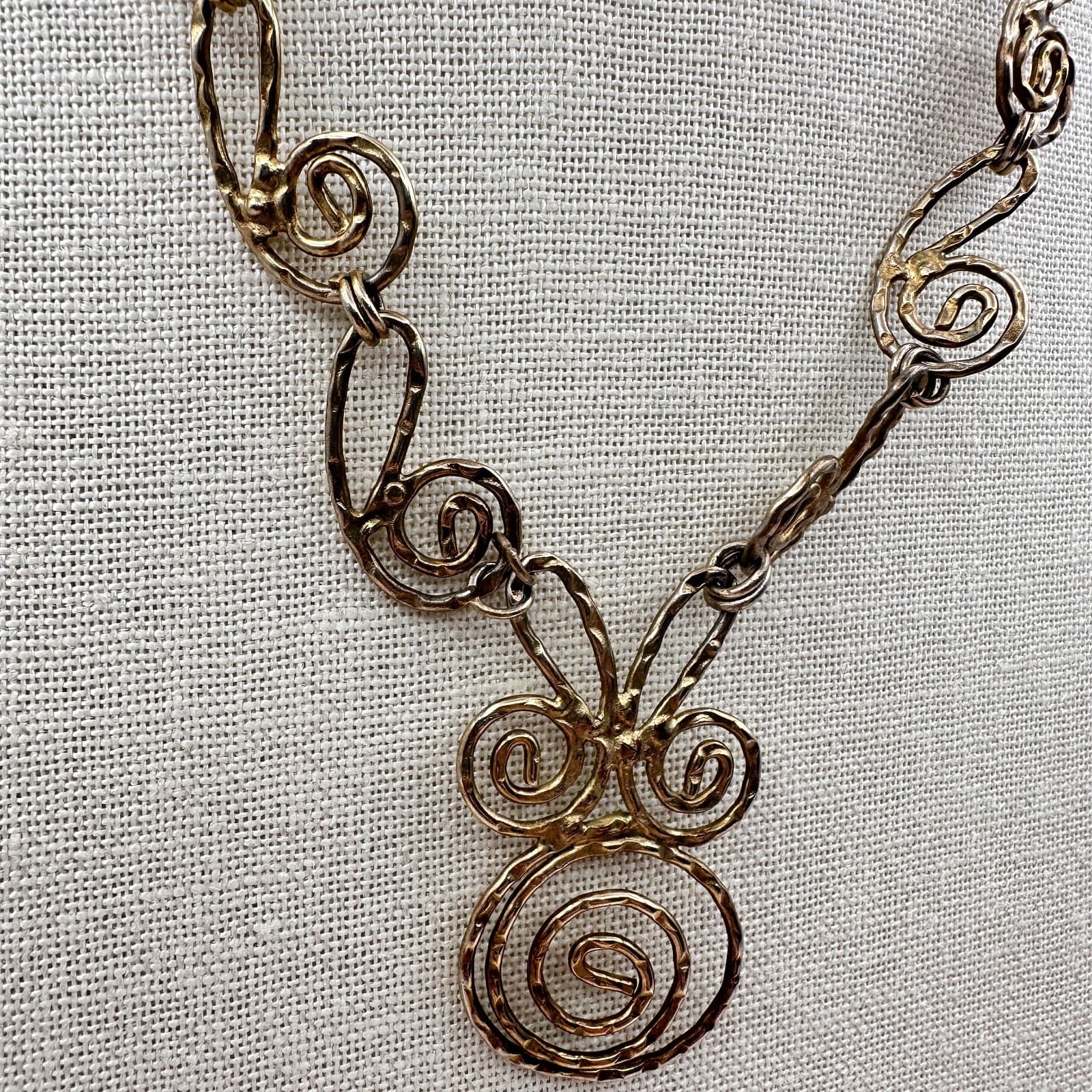 Vintage 80s Gold Tone Swirl Hammered Spiral Pendant Necklace Women's Jewelry - Thumbnail 5