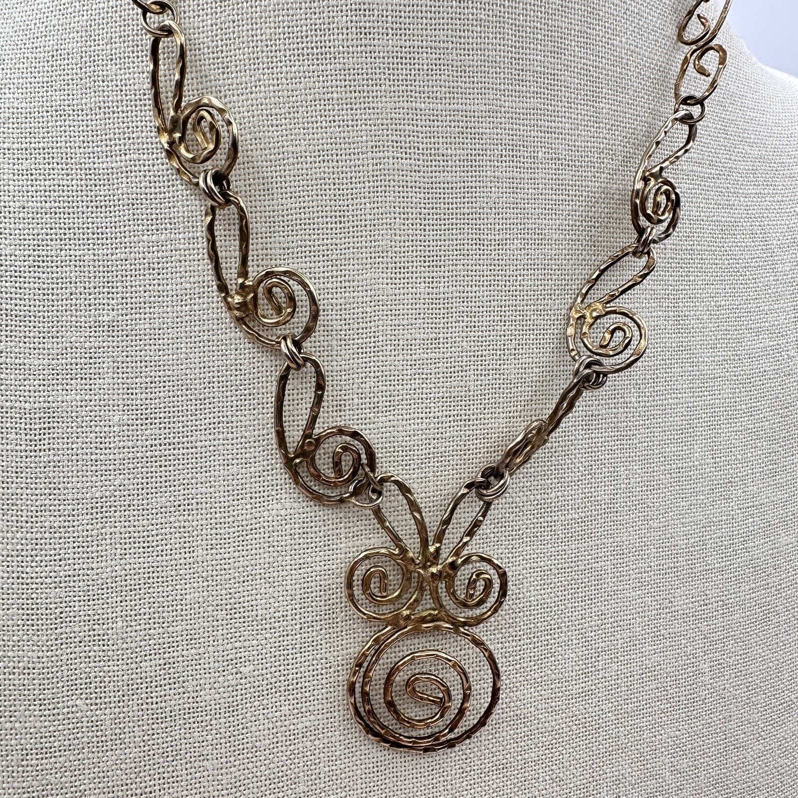 Vintage 80s Gold Tone Swirl Hammered Spiral Pendant Necklace Women's Jewelry - Thumbnail 6
