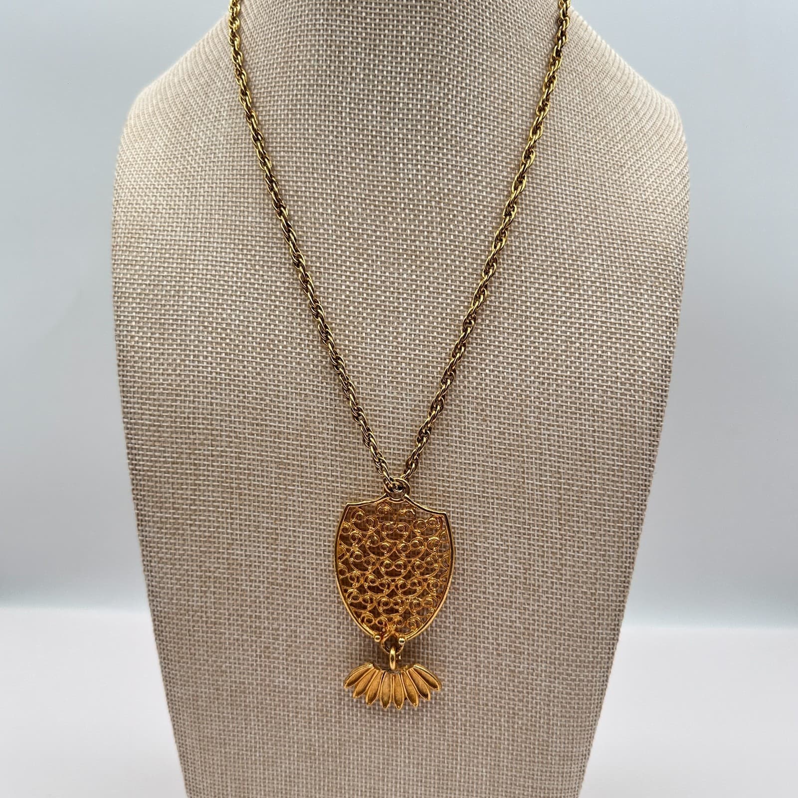Vintage 80s Gold Tone Filigree Shield Sunburst Pendant Necklace Women's Jewelry - Thumbnail 4