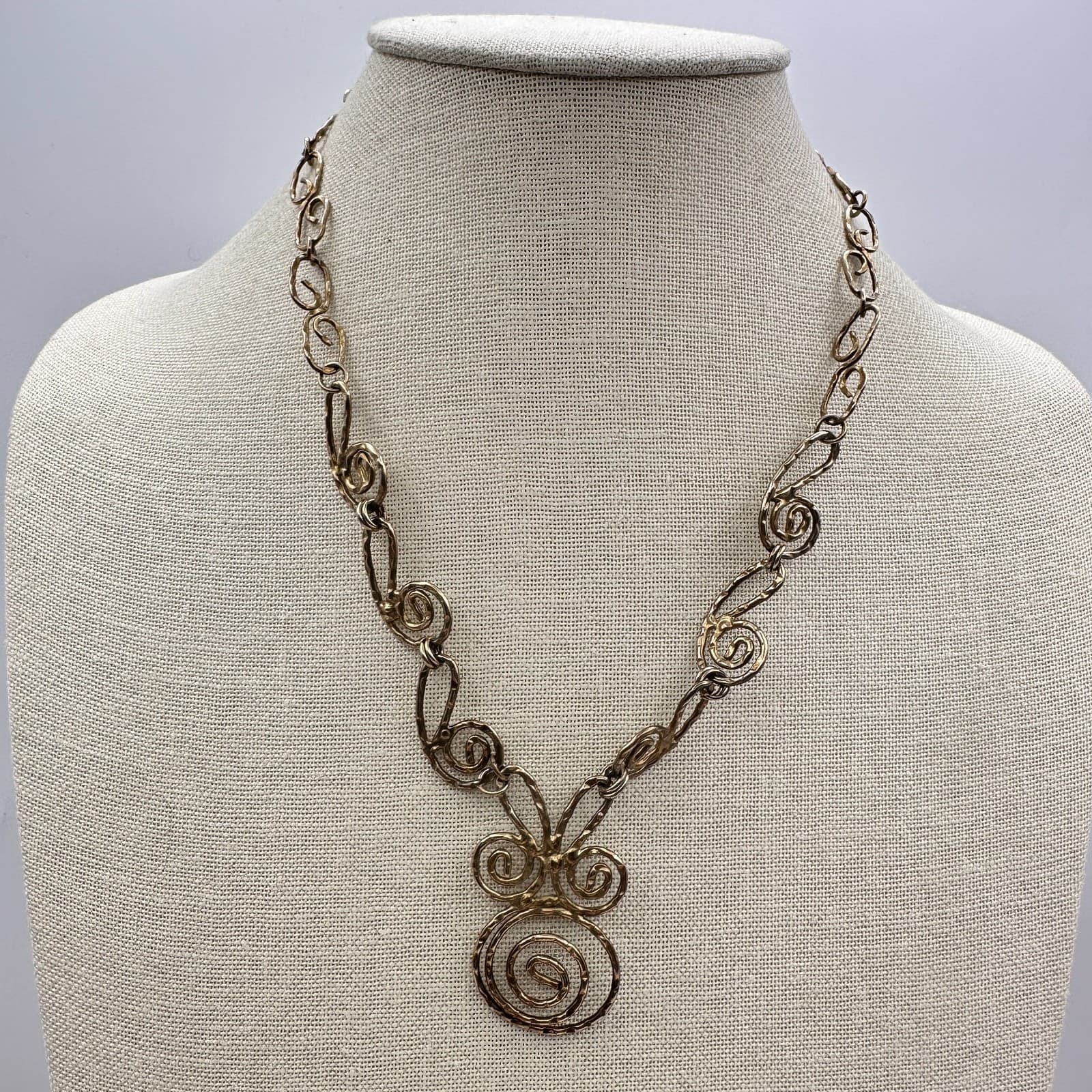 Vintage 80s Gold Tone Swirl Hammered Spiral Pendant Necklace Women's Jewelry