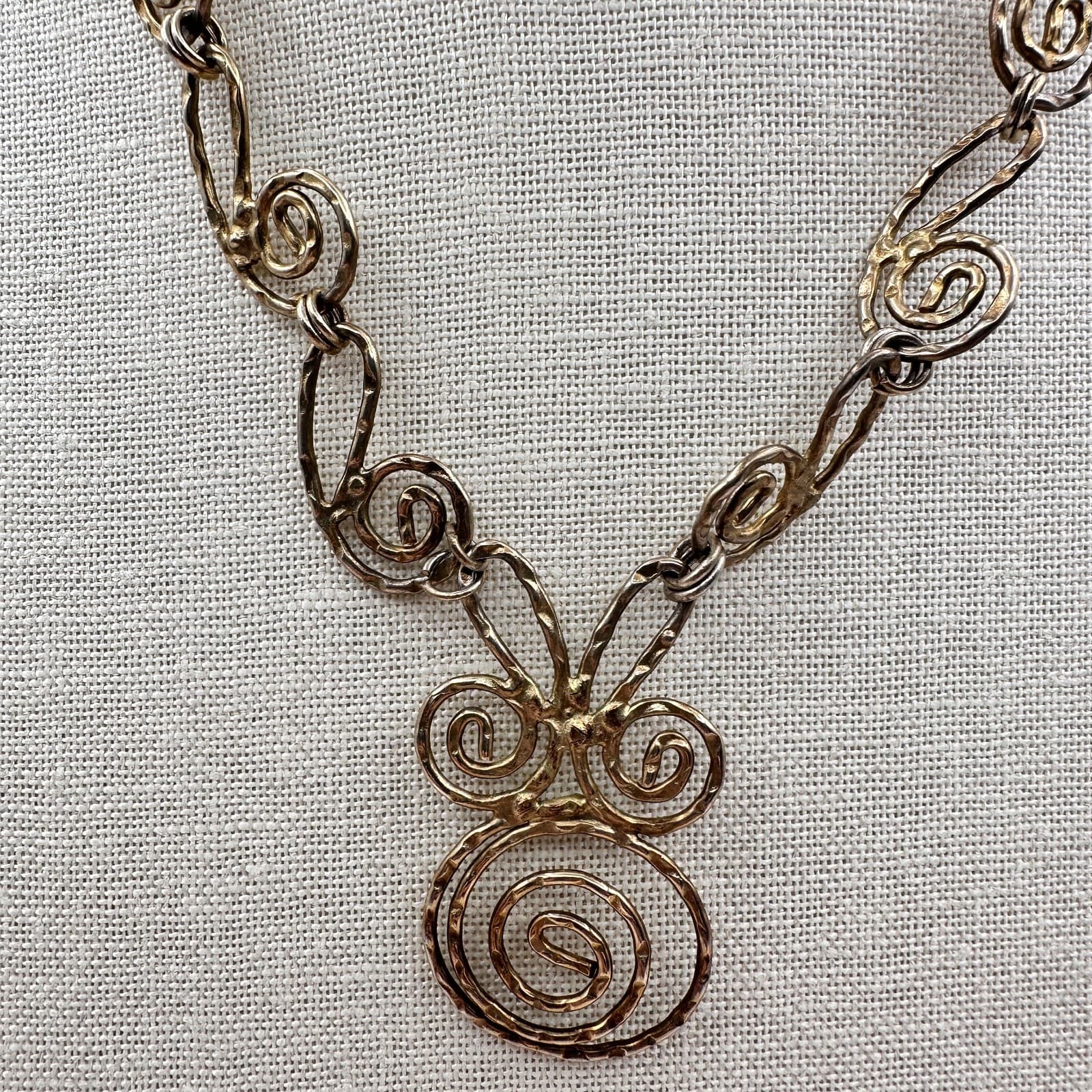 Vintage 80s Gold Tone Swirl Hammered Spiral Pendant Necklace Women's Jewelry - Thumbnail 2