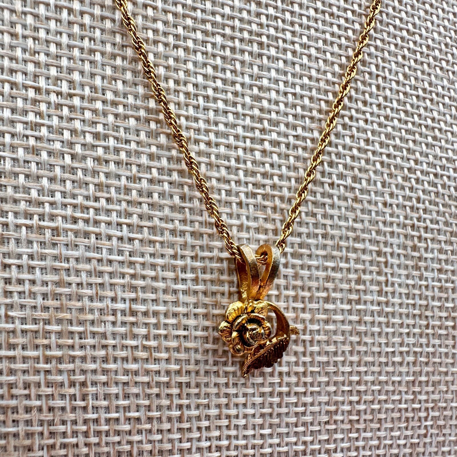 Vintage 90s Gold Tone Rope Chain Rose Pendant Necklace Women's Classic Jewelry - Thumbnail 4