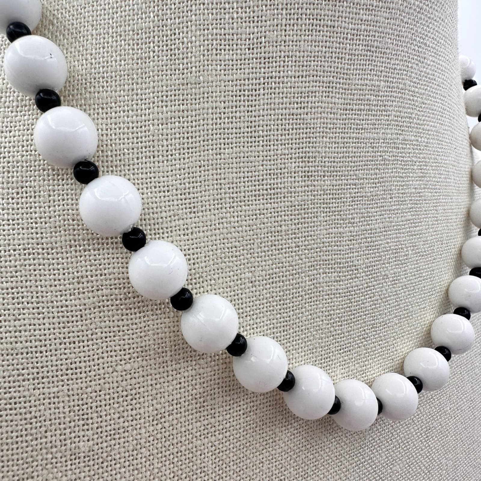 Vintage Y2K Round White Black Beaded Necklace Minimalist Women's Classic Jewelry - Thumbnail 3